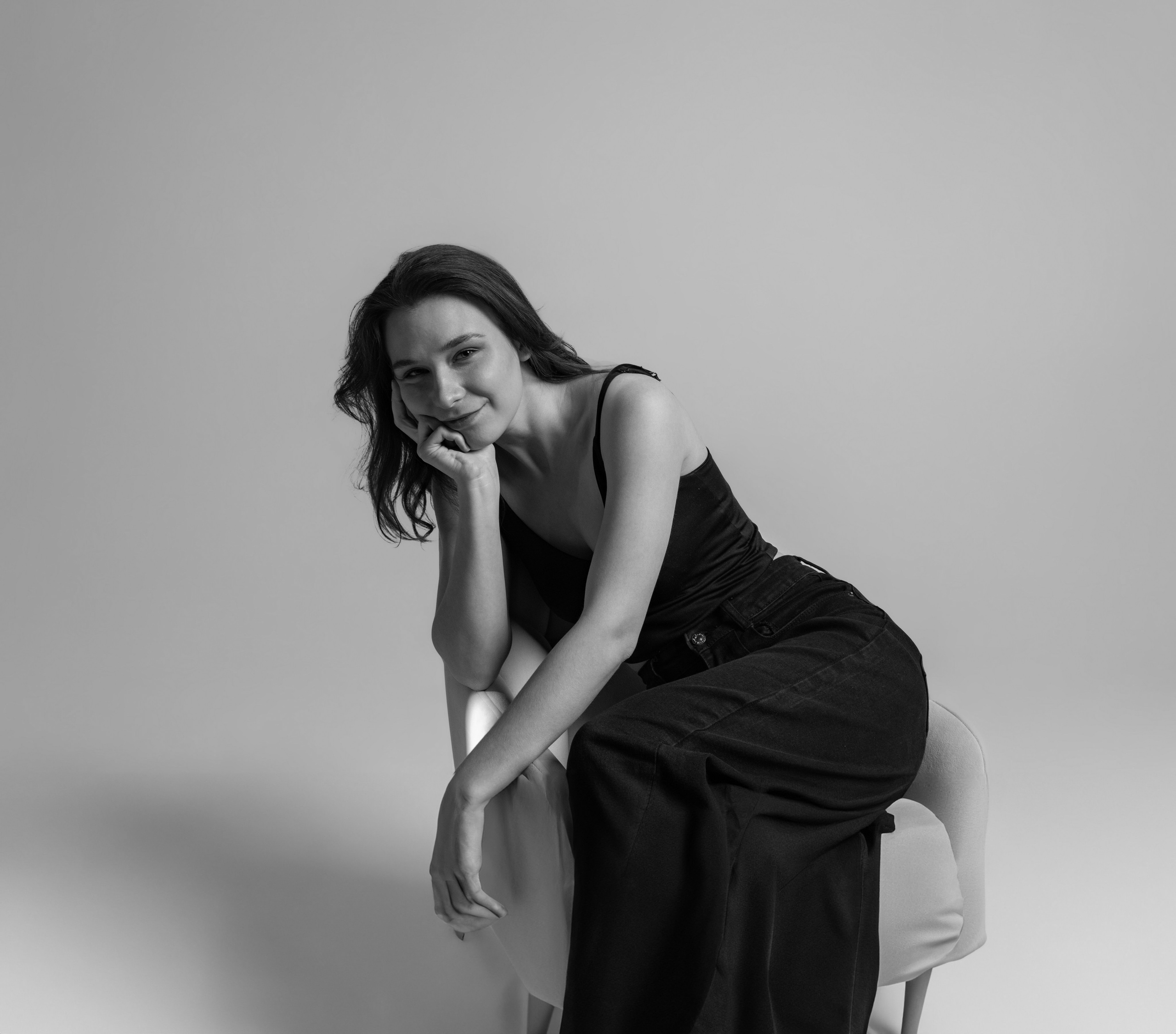 Монохромный портрет женщины, где контраст рождает образ. Портретный фотограф в Москве Фарид Леонов