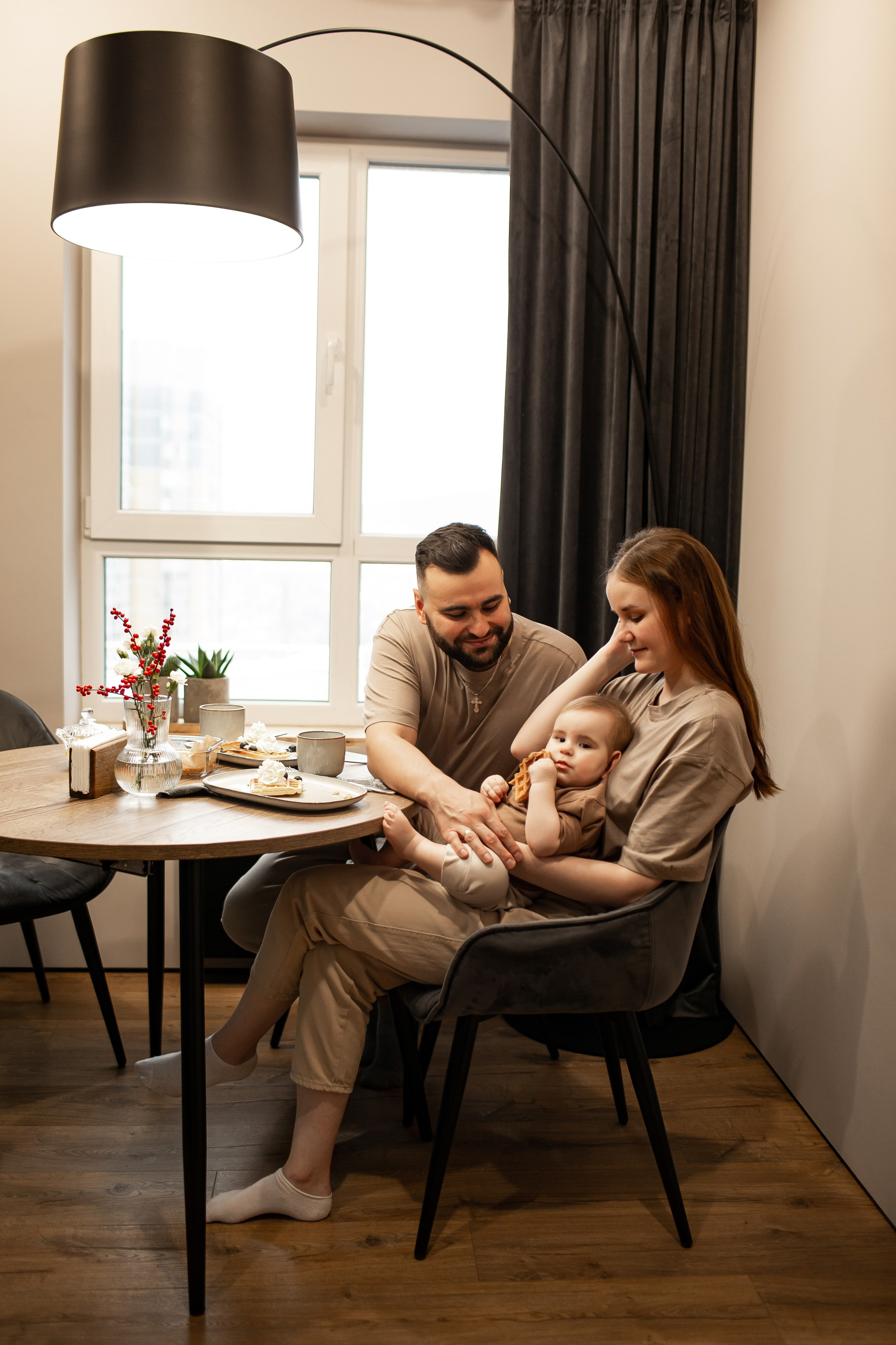 Совместный завтрак. Семейная съемка — это красивый способ признаться своей семье в любви