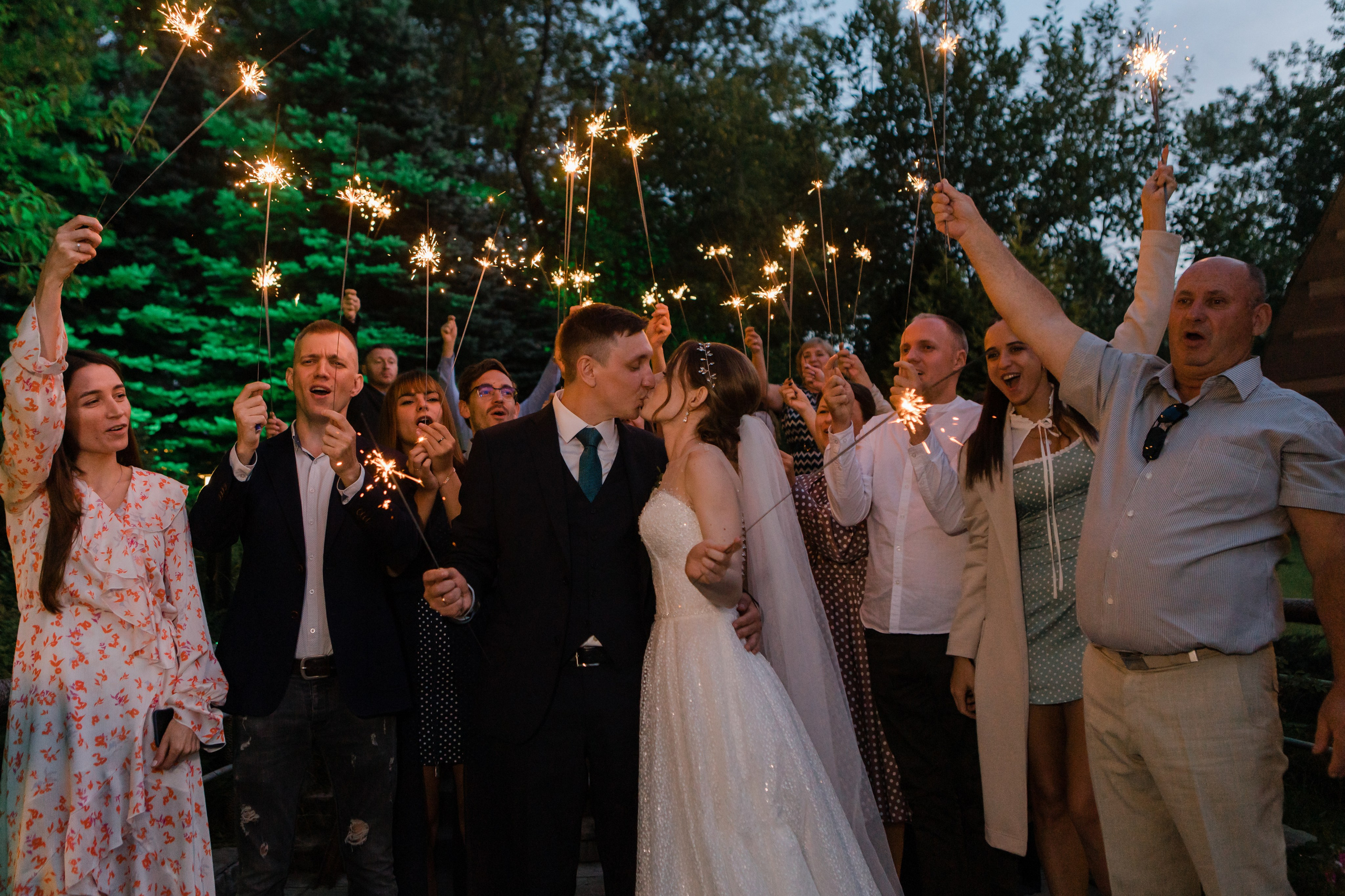 Свадебная фотосъемка Евгения и Натальи. Свадебные фотографии. Видеосъемка и фотосъемка свадеб. Фотограф и оператор на свадьбу. Видеосъемка подкастов, собственная видео-фотостудии. Предметная фотосъемка