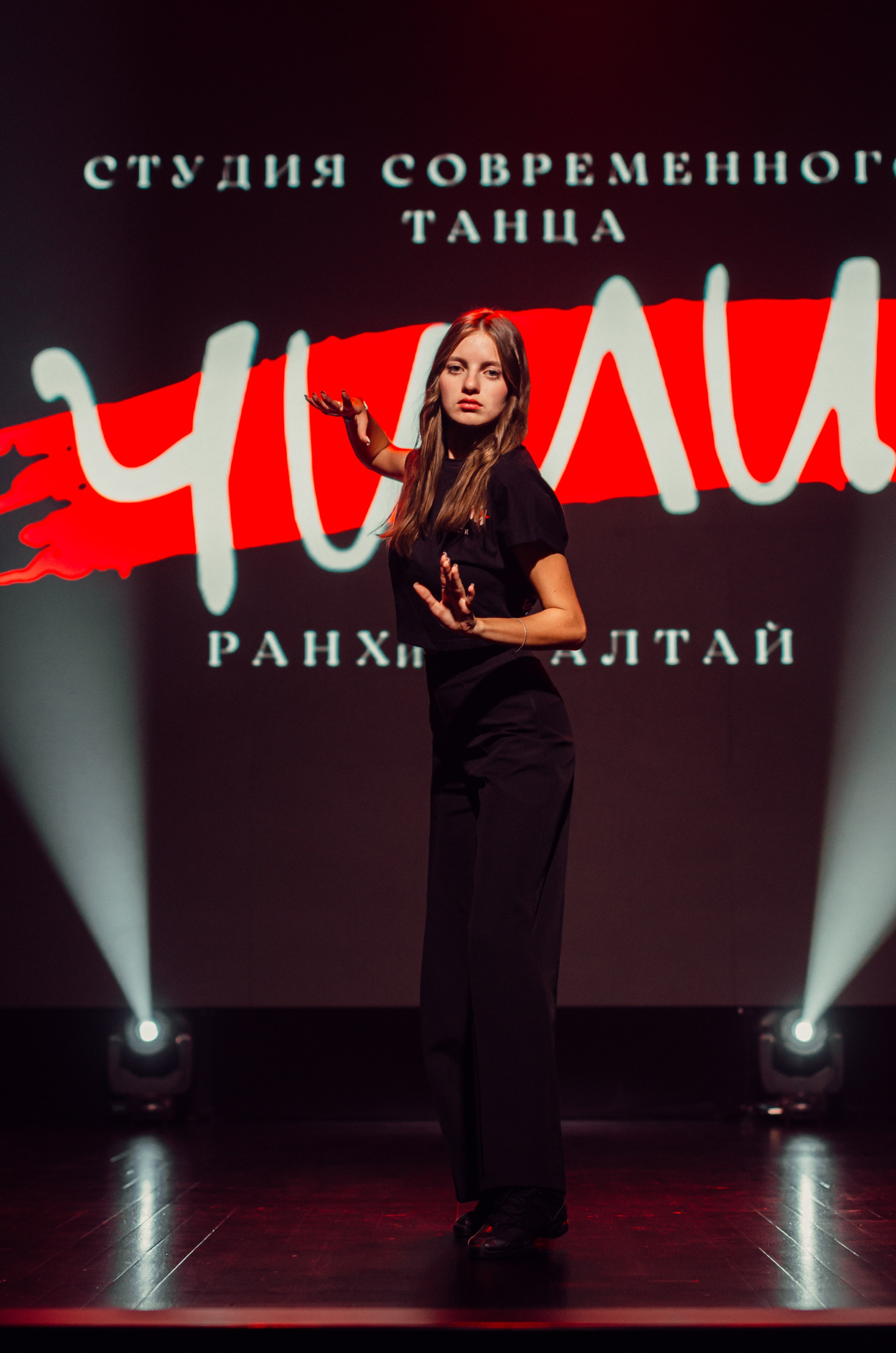 Групповая фотосъемка танцевального коллектива. Денисова Аля — фотограф для парных съемок и индивидуальных историй в Барнауле