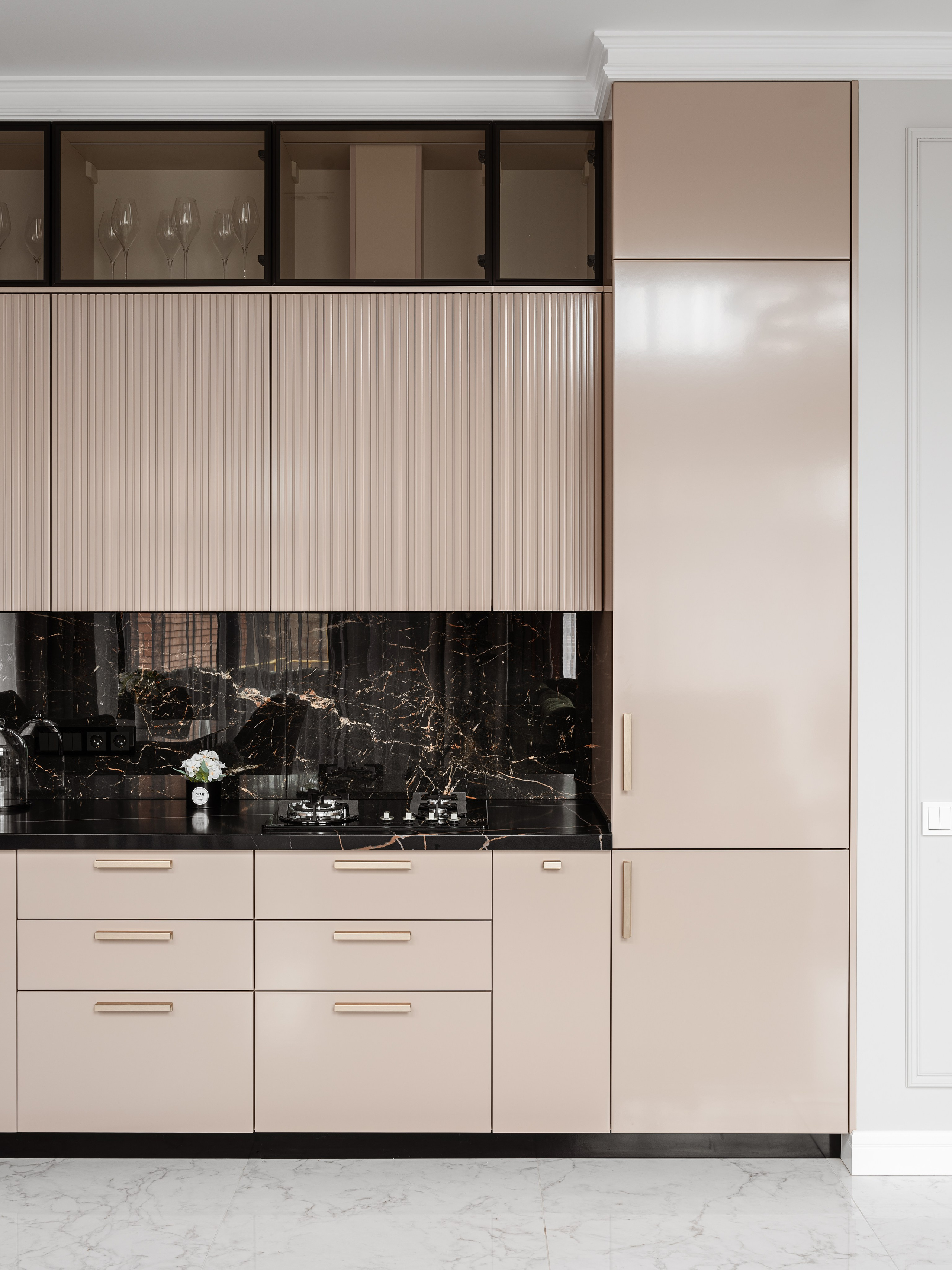 Современная кухня в нюдовых оттенках с глянцевыми фасадами, чёрным мраморным фартуком и лаконичной встроенной техникой. Автор интерьера – дизайнер Евгения Ермошина, фото выполнено Сергеем Денисенко.