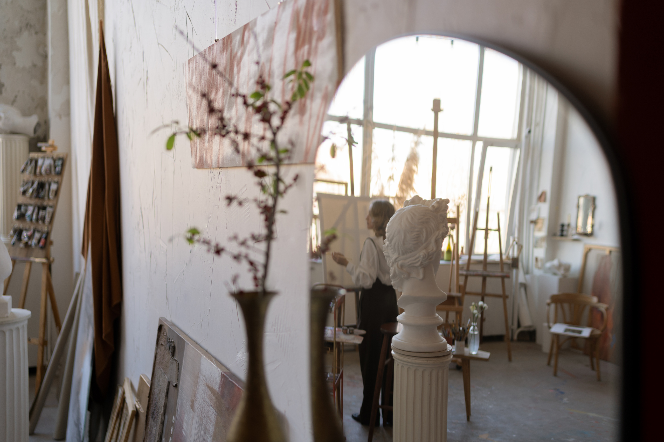 Художница в мастерской. Фотограф Виктория Юленкова