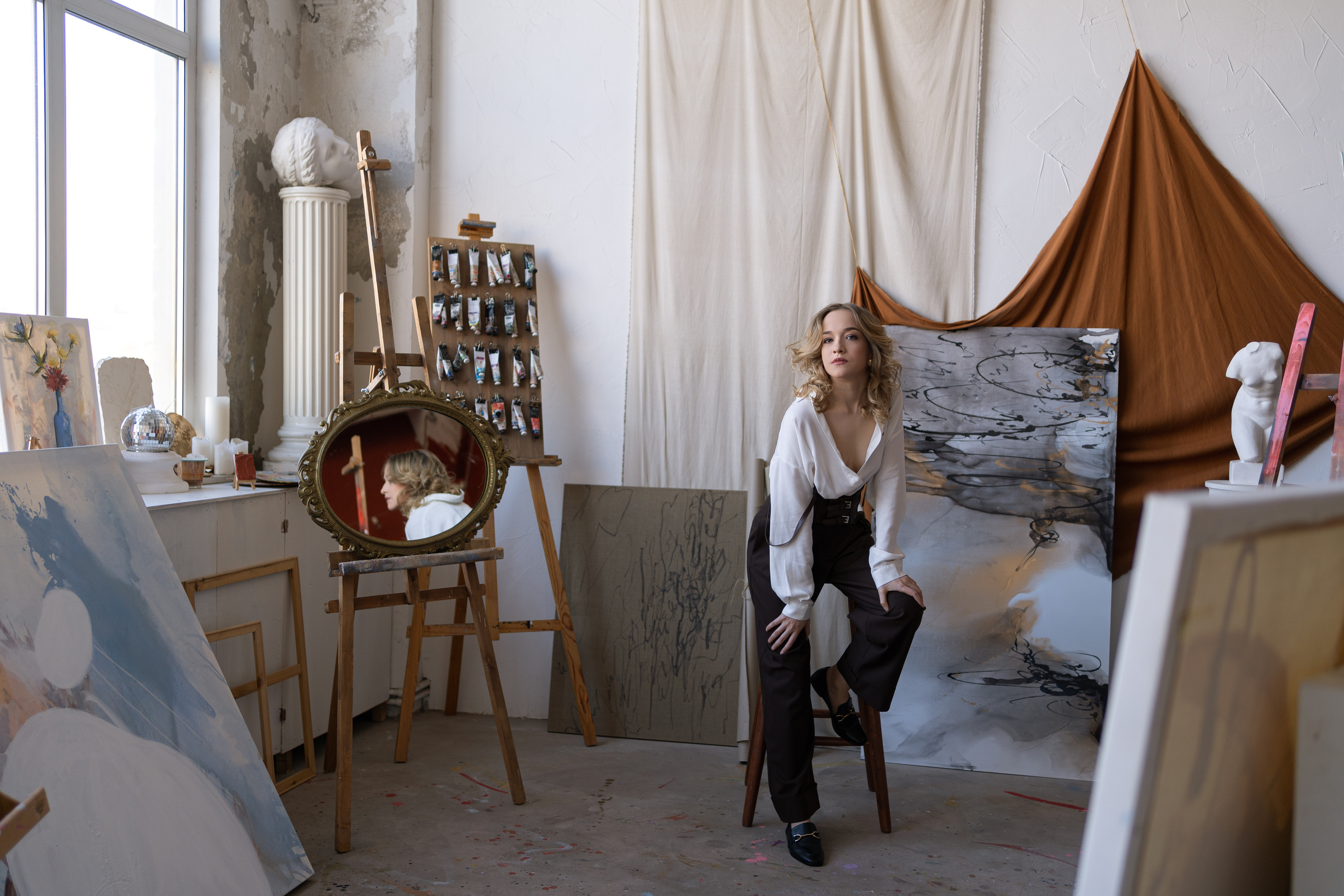 Художница в мастерской. Фотограф Виктория Юленкова