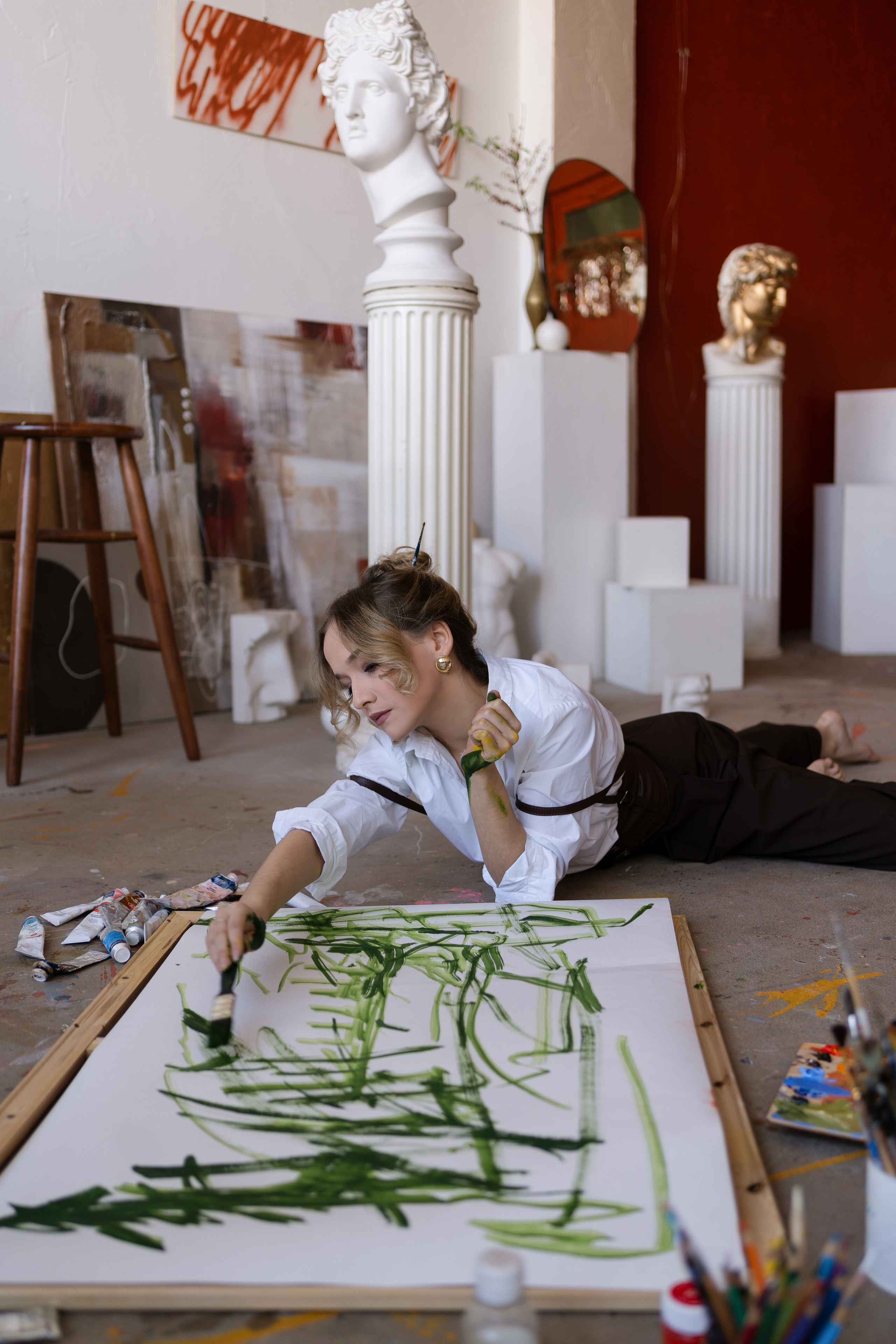 Художница в мастерской. Фотограф Виктория Юленкова