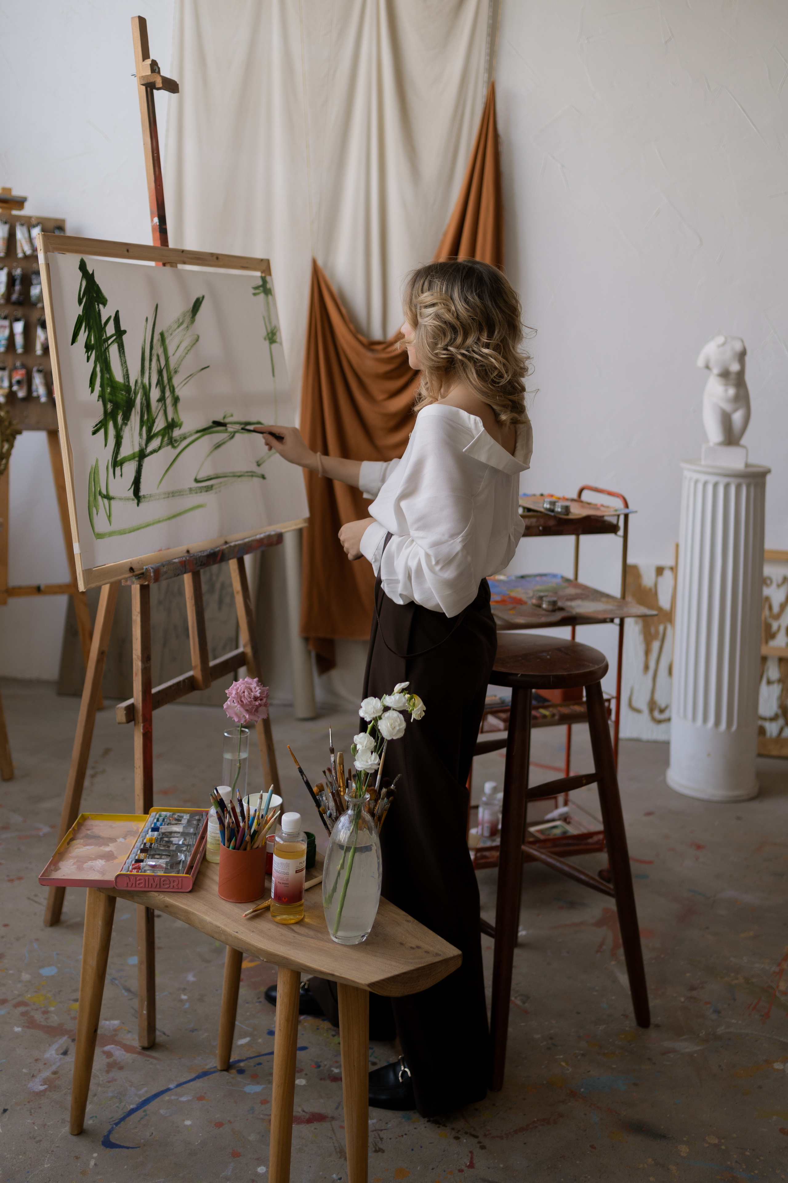 Художница в мастерской. Фотограф Виктория Юленкова