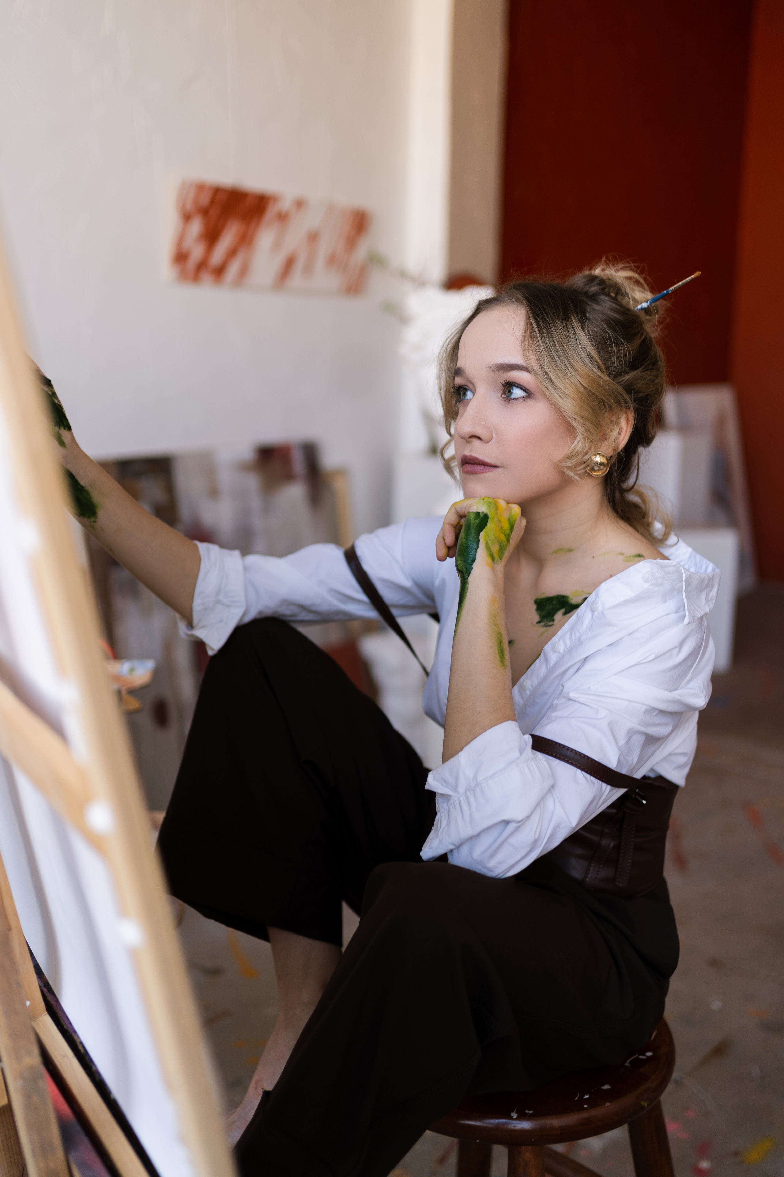 Художница в мастерской. Фотограф Виктория Юленкова