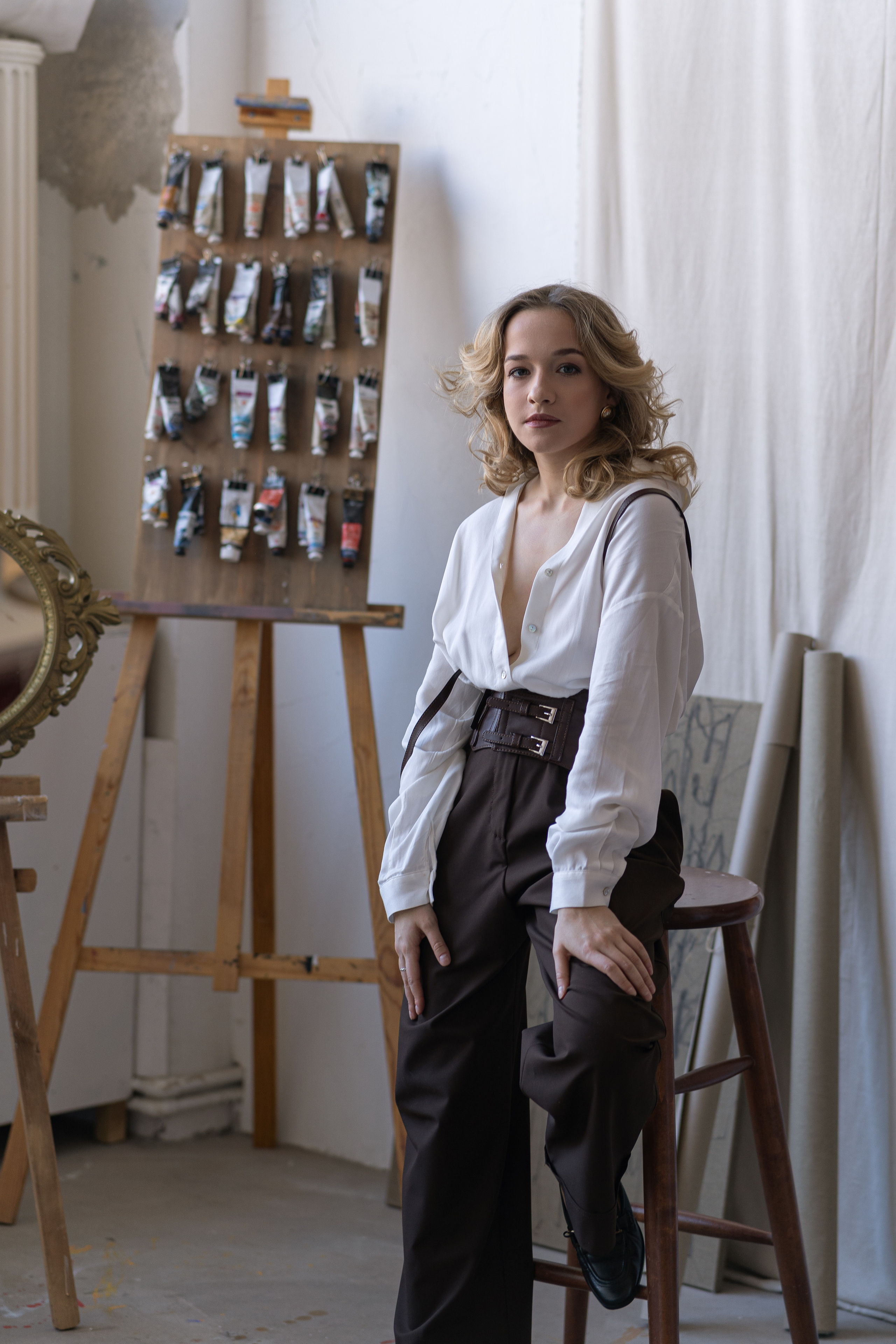 Художница в мастерской. Фотограф Виктория Юленкова