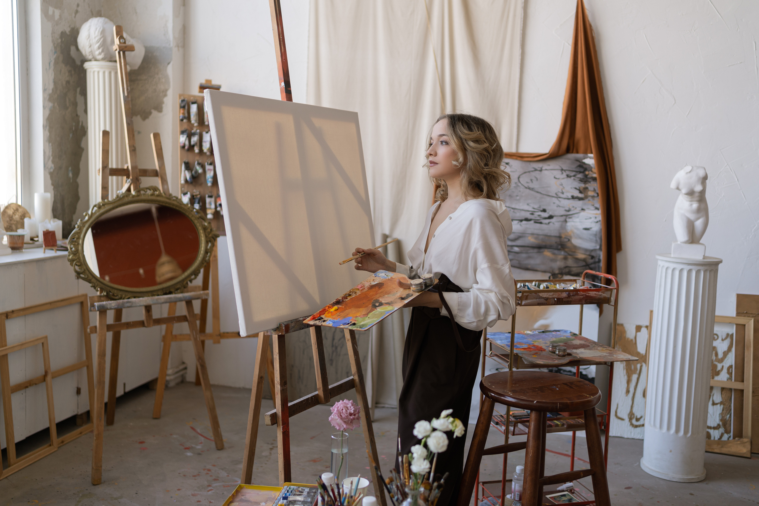 Художница в мастерской. Фотограф Виктория Юленкова