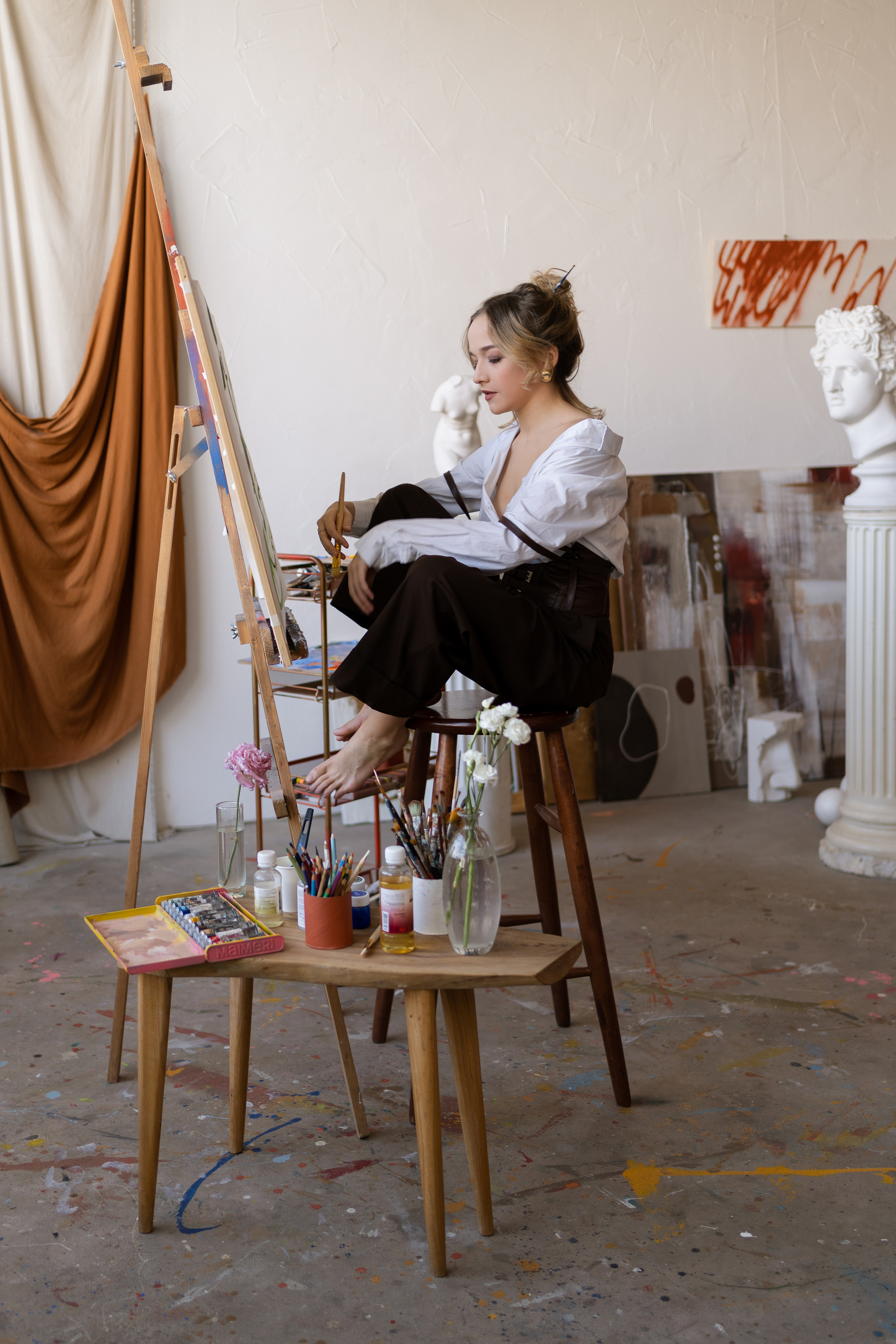 Художница в мастерской. Фотограф Виктория Юленкова