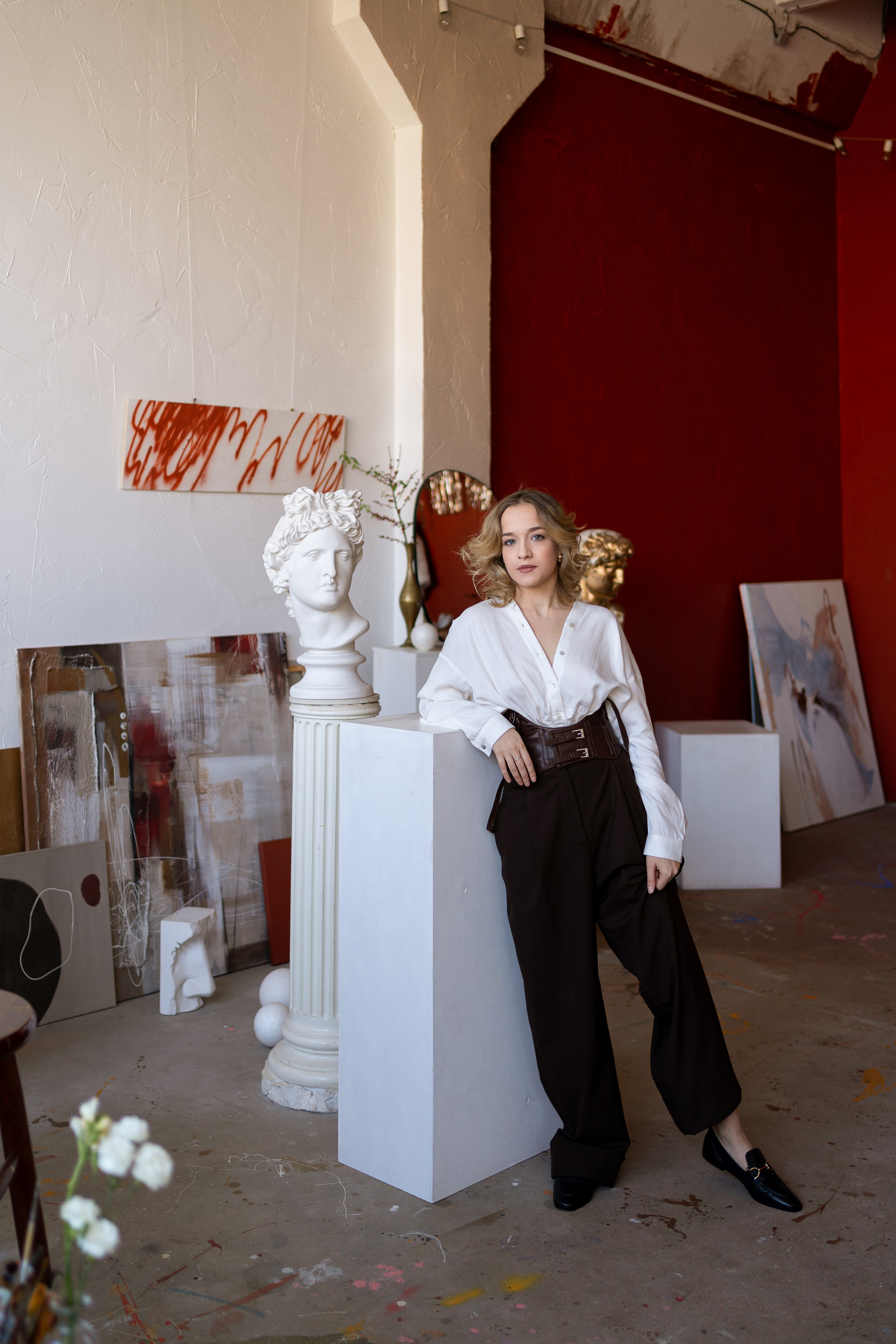 Художница в мастерской. Фотограф Виктория Юленкова