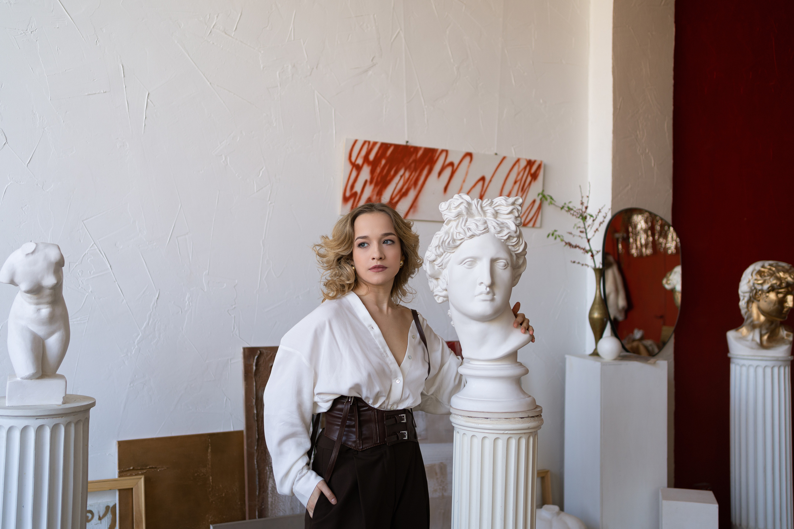 Художница в мастерской. Фотограф Виктория Юленкова