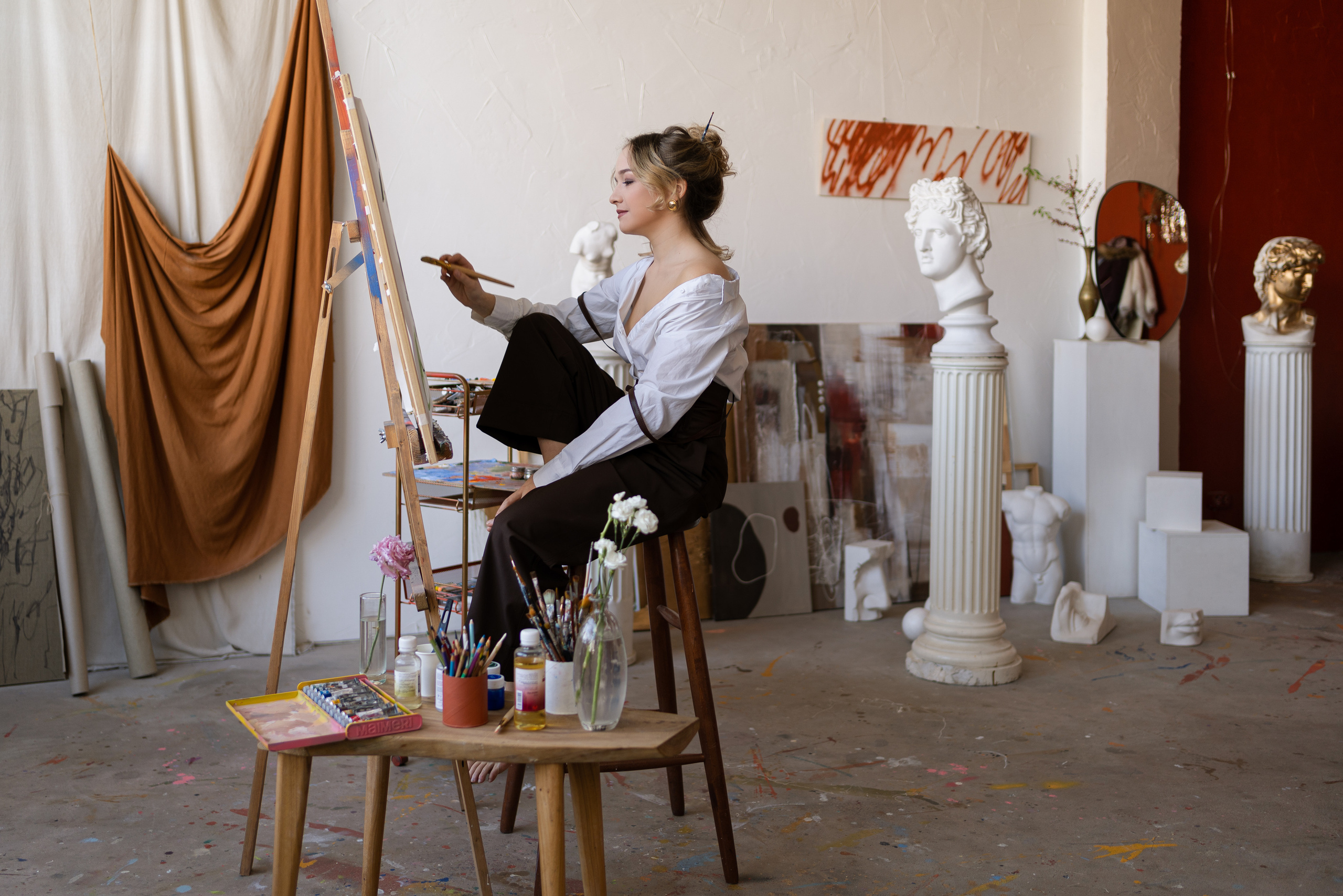 Художница в мастерской. Фотограф Виктория Юленкова