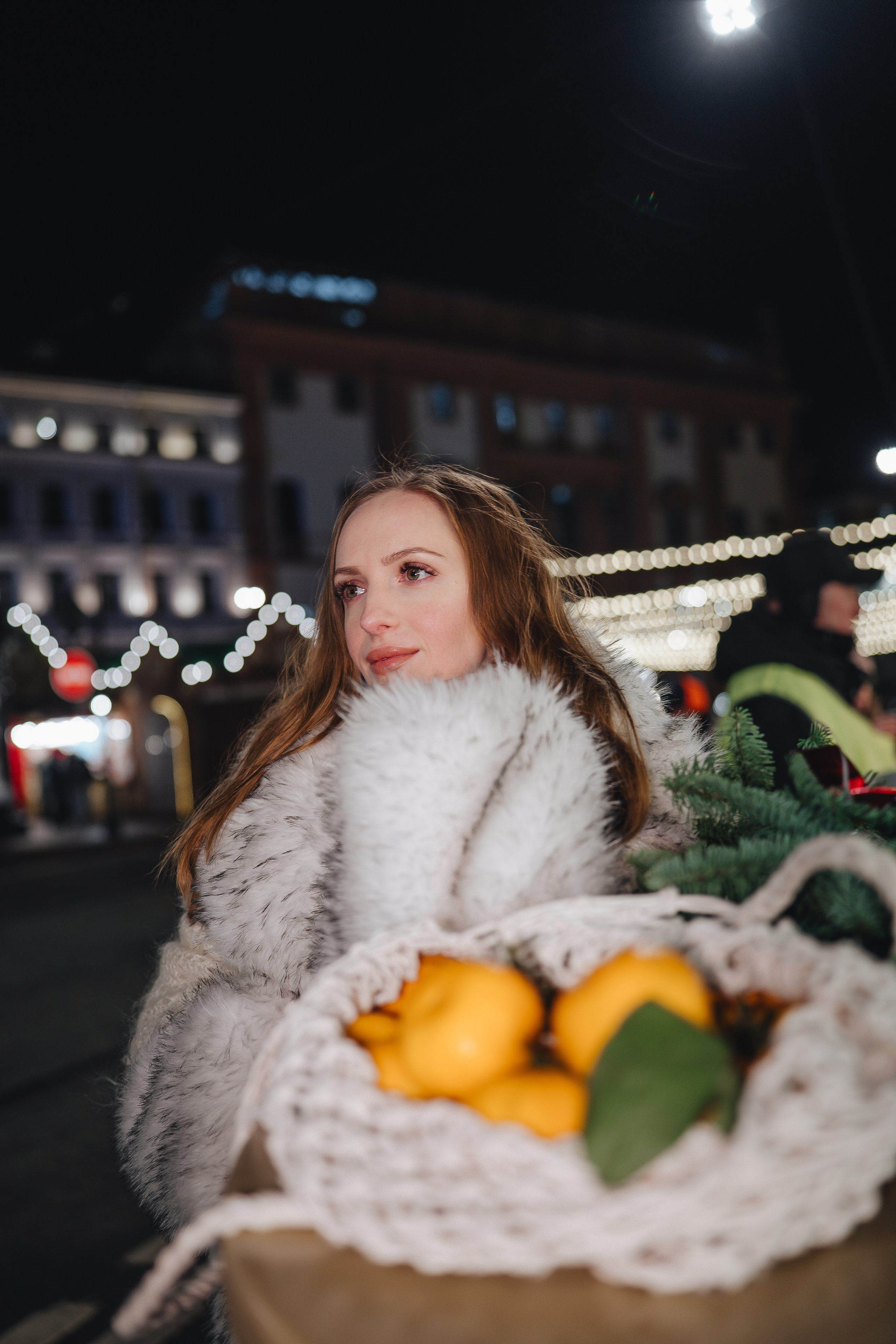 ПРОГУЛКА НА МАНЕЖНОЙ ПЛОЩАДИ ДЛЯ ДЕВУШКИ ПЕРЕД НОВЫМ ГОДОМ (НОВОГОДНЯЯ ФОТОСЕССИИЯ НА МАНЕЖНОЙ ПЛОЩАДИ). Профессиональный фотограф, Санкт-Петербург — Виктория Богомолова