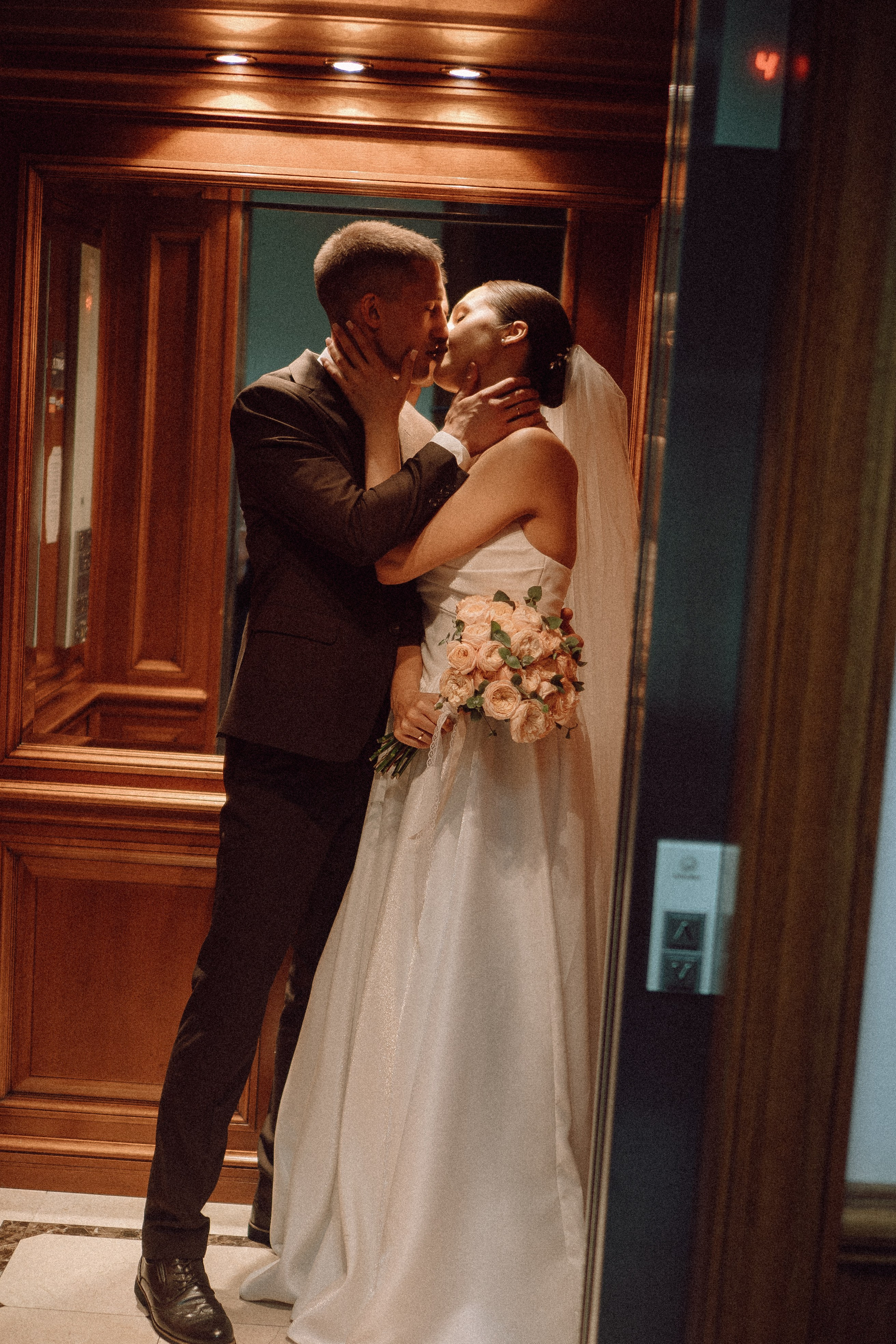 СВАДЕБНАЯ ПРОГУЛКА В САНТК-ПЕТЕРБУРГЕ (ИСАКИЕВСКИЙ СОБОР, ЗИМНЯЯ КАНАВКА, ЭРМИТАЖ И БОЛЬШАЯ МОРСКАЯ УЛИЦА). Профессиональный фотограф, Санкт-Петербург — Виктория Богомолова