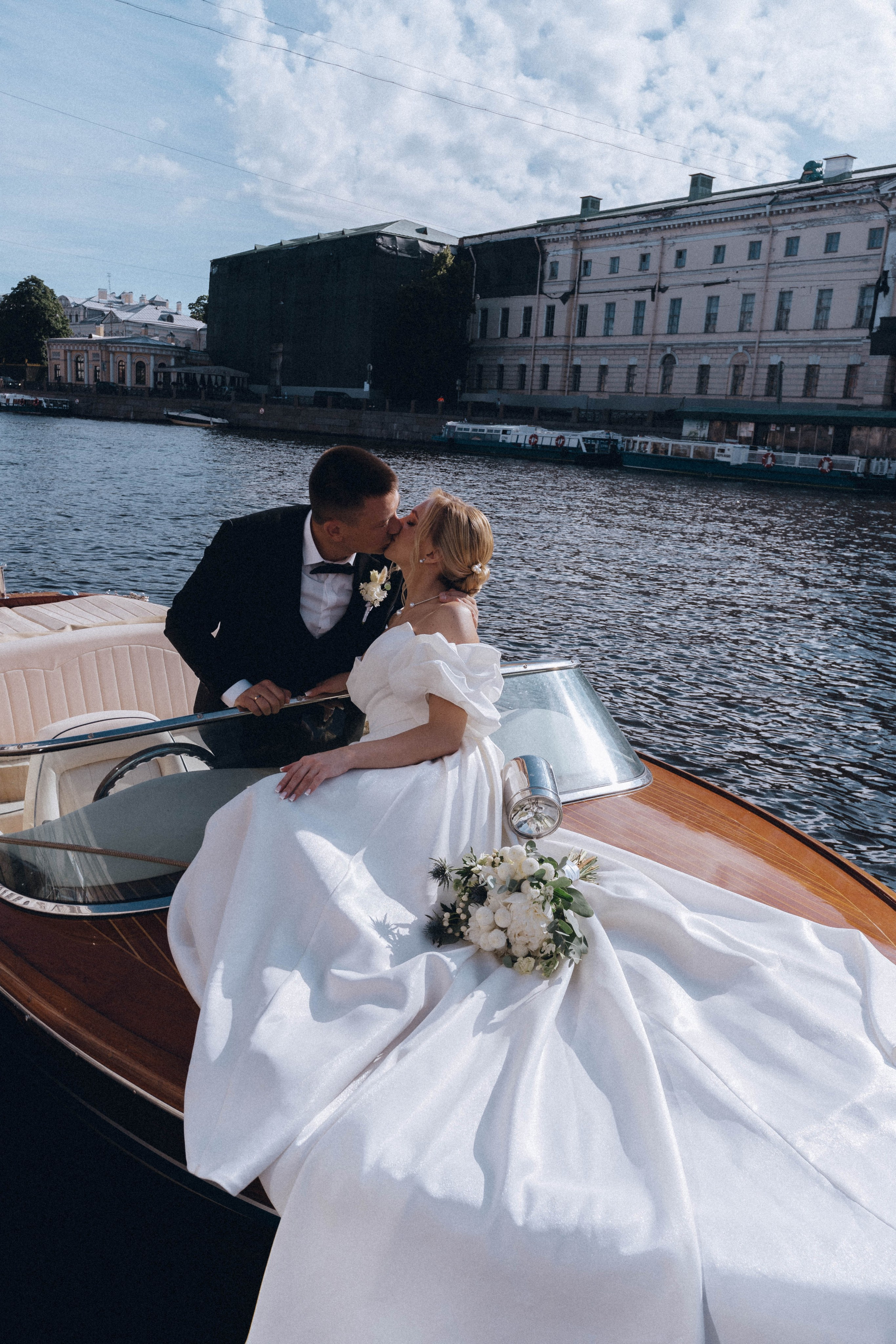 СВАДЕНБНАЯ СЬЕМКА НА КАТЕРЕ ПО КАНАЛАМ САНКТ-ПЕТЕРБУРГА И В АКВАТОРИИ НЕВЫ. Профессиональный фотограф, Санкт-Петербург — Виктория Богомолова