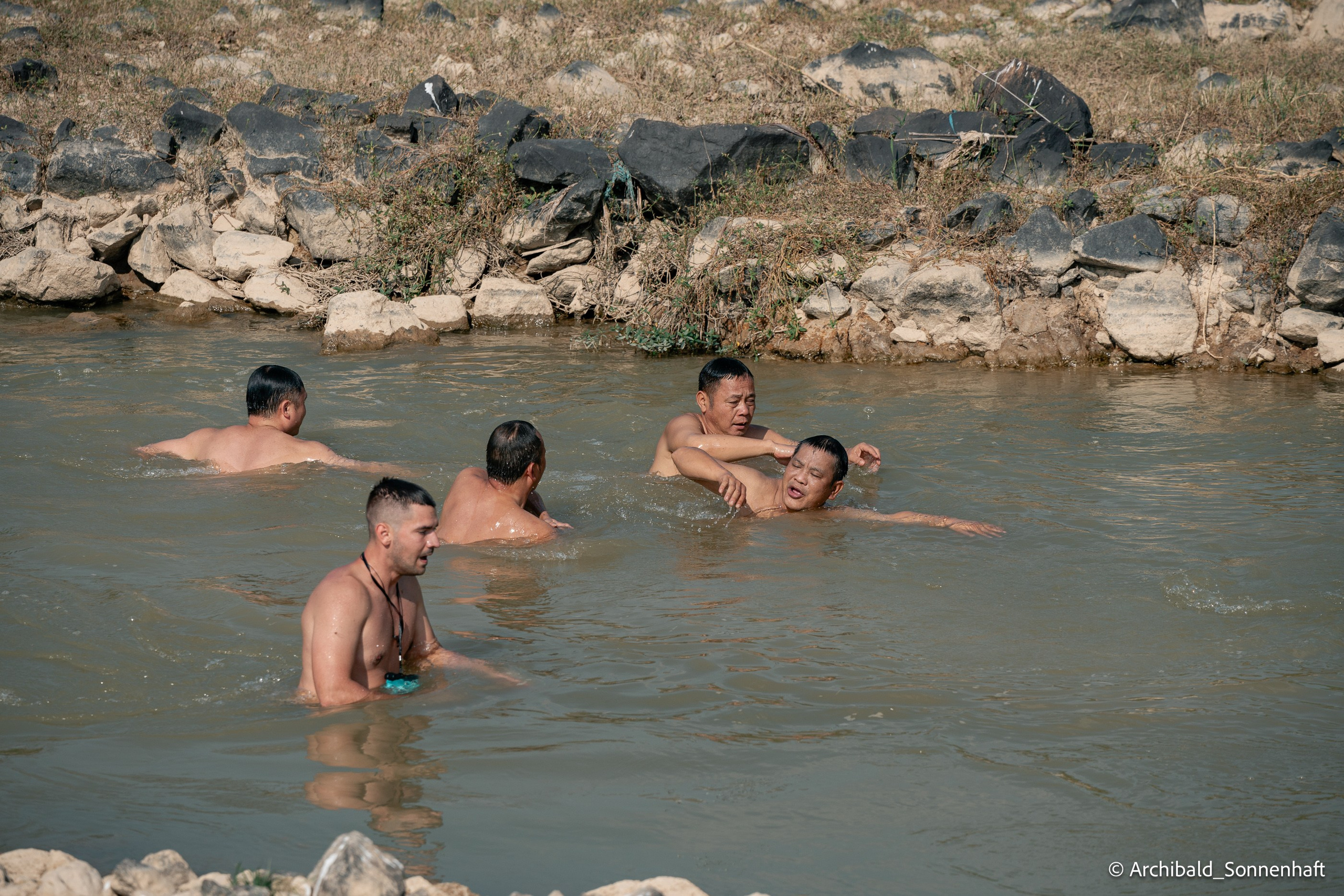 Weekend kayaking trip. Photographer in Guangzhou, China. Archibald Sonnenhaft