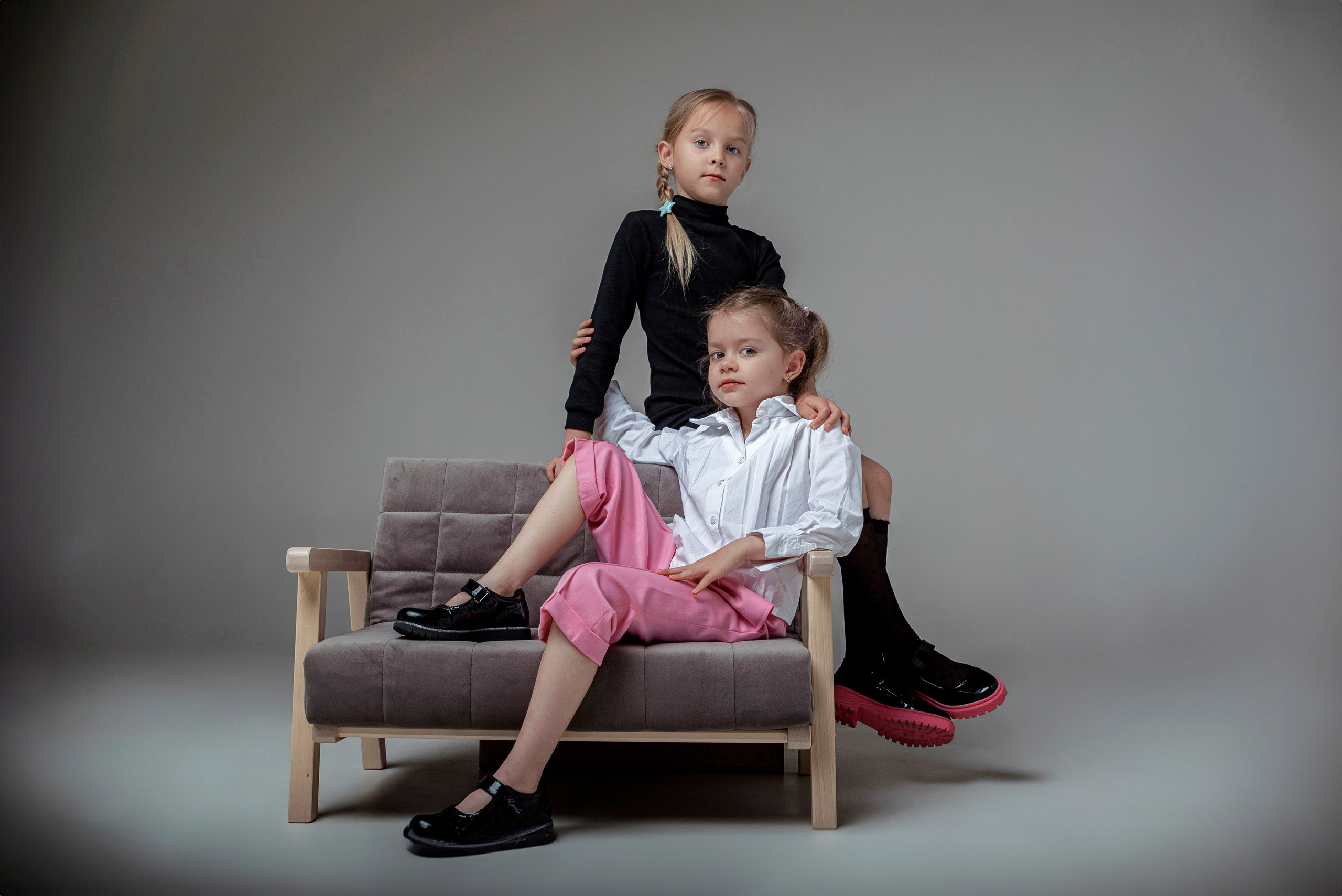 Детская фотосессия сестёр в Сочи. Детский студийный фотограф Сочи