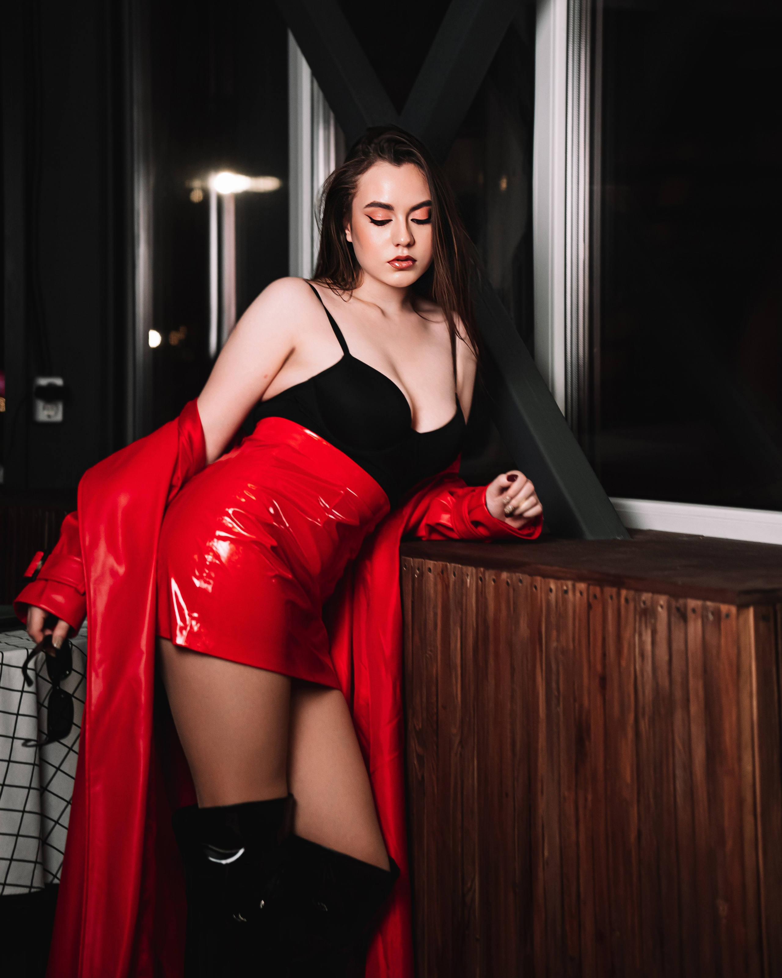 Сексуальная фотосессия в красном кожаном плаще в г. Кемерово