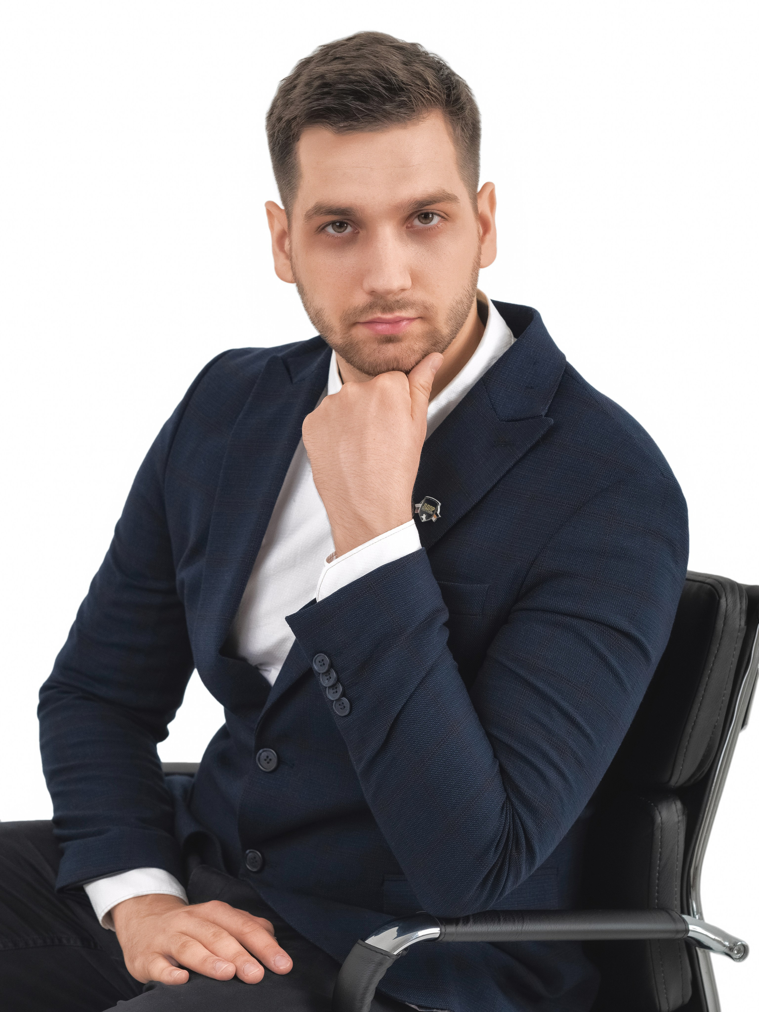 Портрет бизнесмена в кожаном кресле в интерьере студии