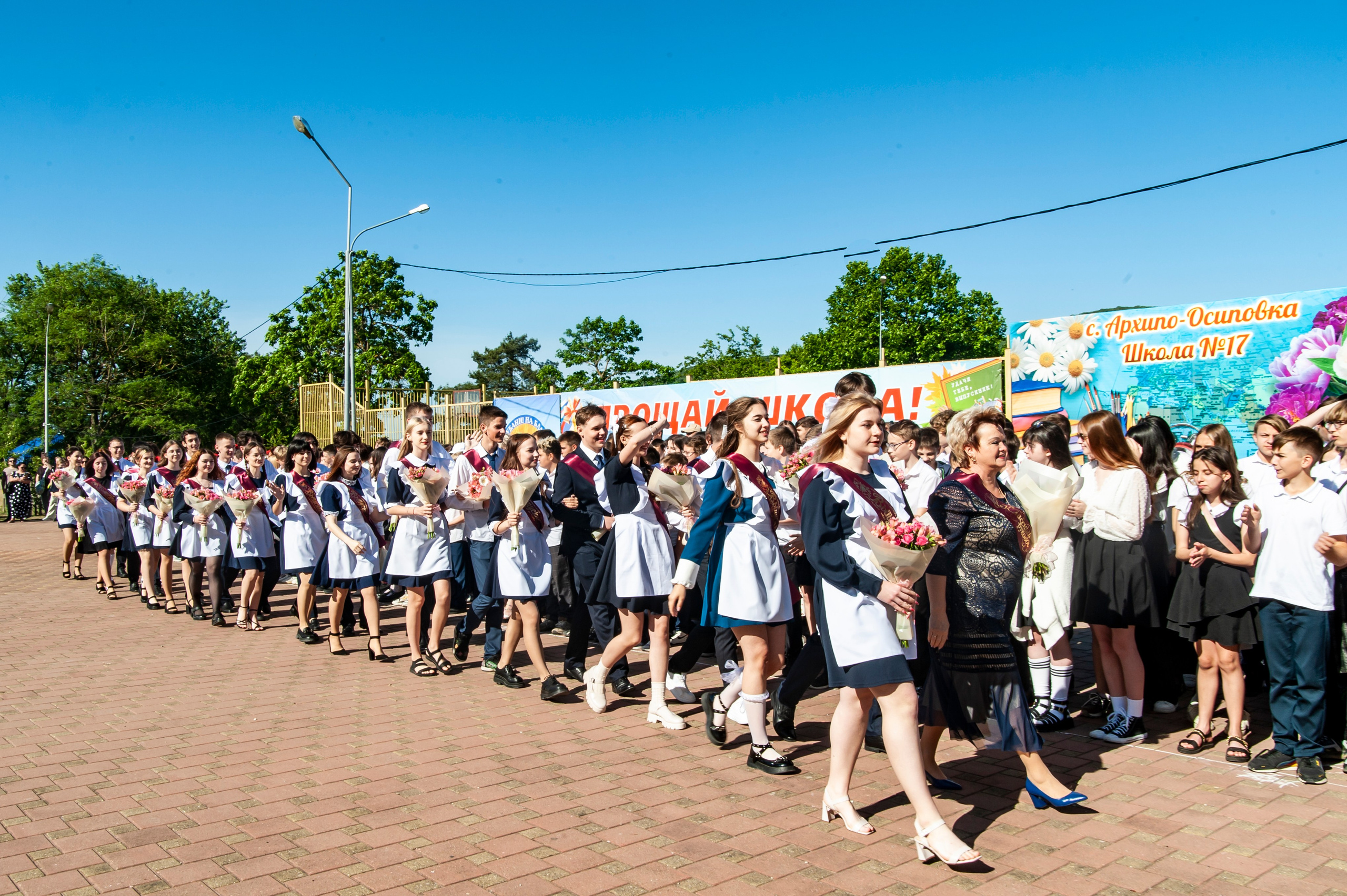 Последний Звонок МАОУ СОШ № 17 им. Эдуарда Есаяна — Архипо-Осиповка. Свадебный и семейный фотограф Денис Лукьянов в Краснодаре, Краснодарском крае и Республике Крым