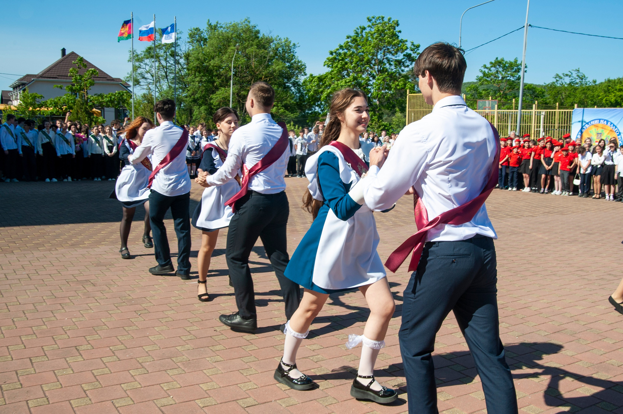 Последний Звонок МАОУ СОШ № 17 им. Эдуарда Есаяна — Архипо-Осиповка. Свадебный и семейный фотограф Денис Лукьянов в Краснодаре, Краснодарском крае и Республике Крым