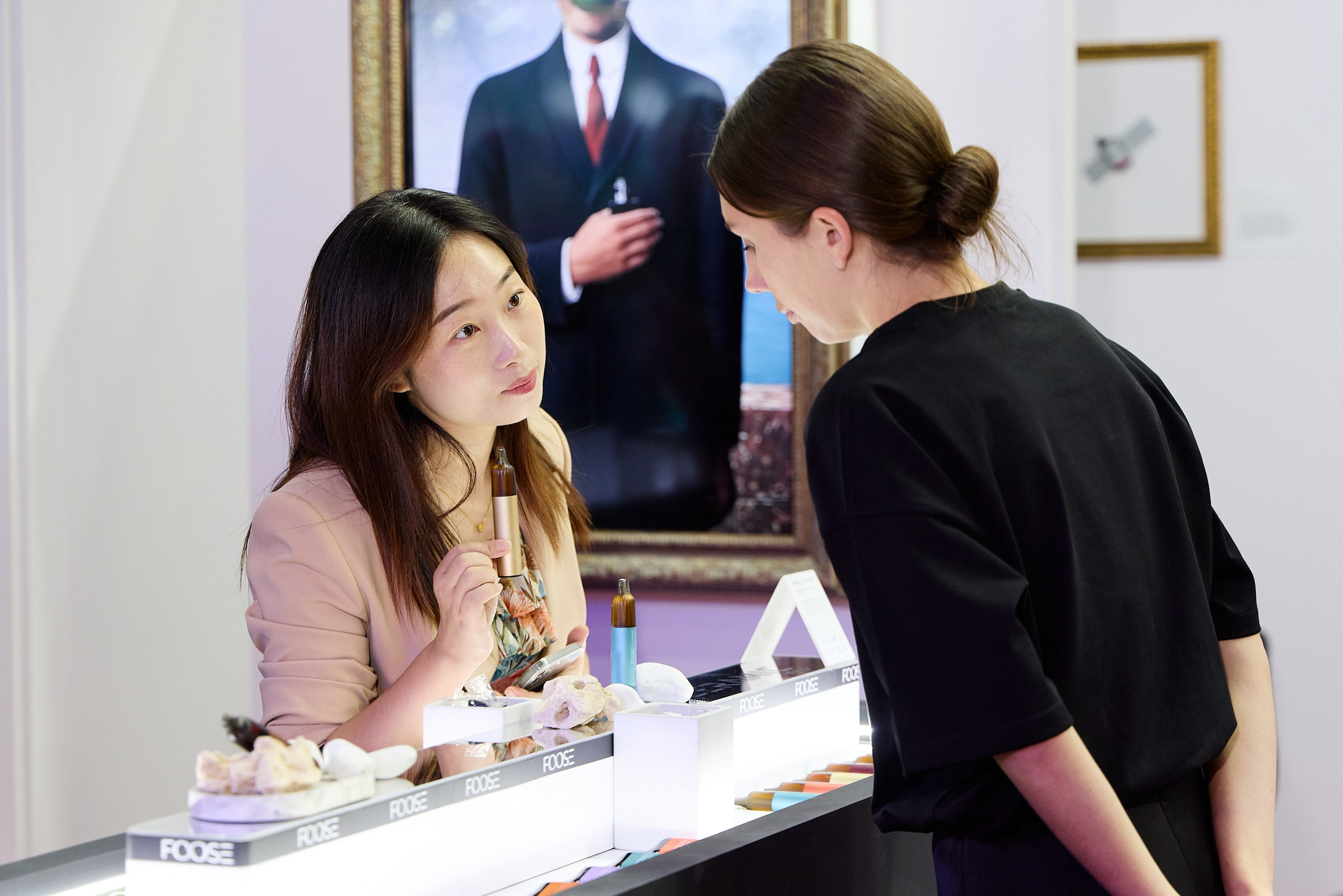 фотография общения с клиентами на выставке 