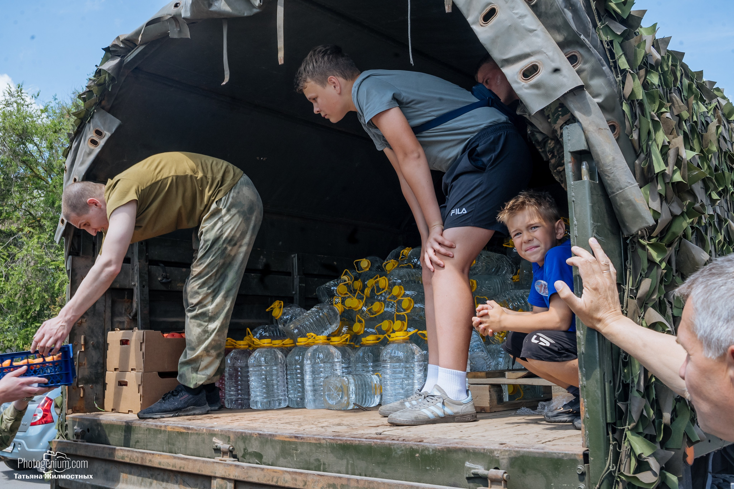 8 июня «Патриоты из Курска» сбор гуманитарной помощи у кинотеатра «Родина». Фотограф Нижний Новгород Татьяна Кейод
