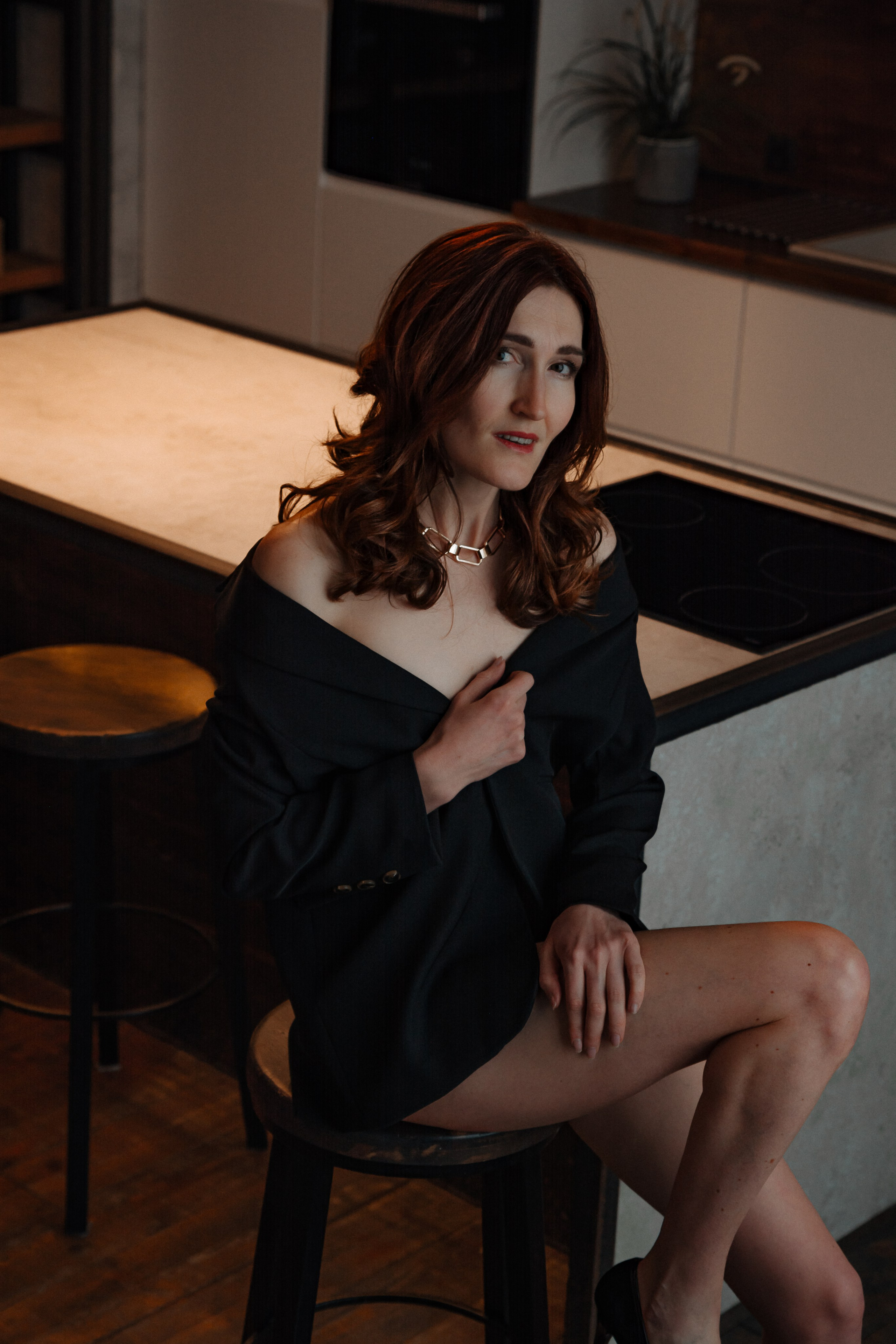 Распущенные волосы свободными волнами ниспадают на плечи, образуя воздушный шлейф вокруг лица. На высоких скулах играет легкий румянец, а губы манят своим соблазнительным изгибом.