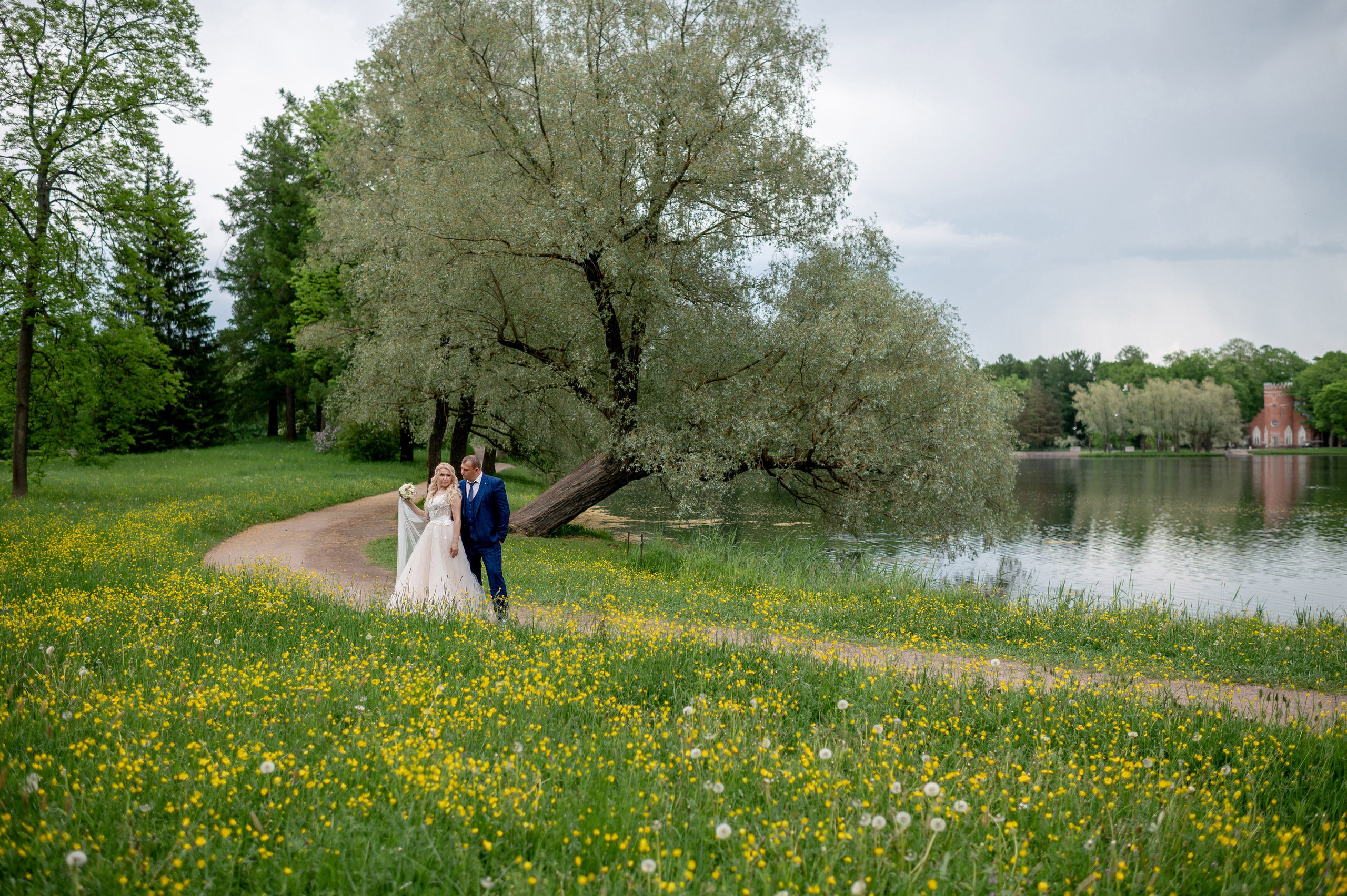 Евгения (фотосессия с малиновым chevrolet camaro, в сирени в Пушкине в Екатерининском парке). Портретный, семейный и свадебный фотограф в Санкт-Петербурге и в Пушкине Ширяев Денис