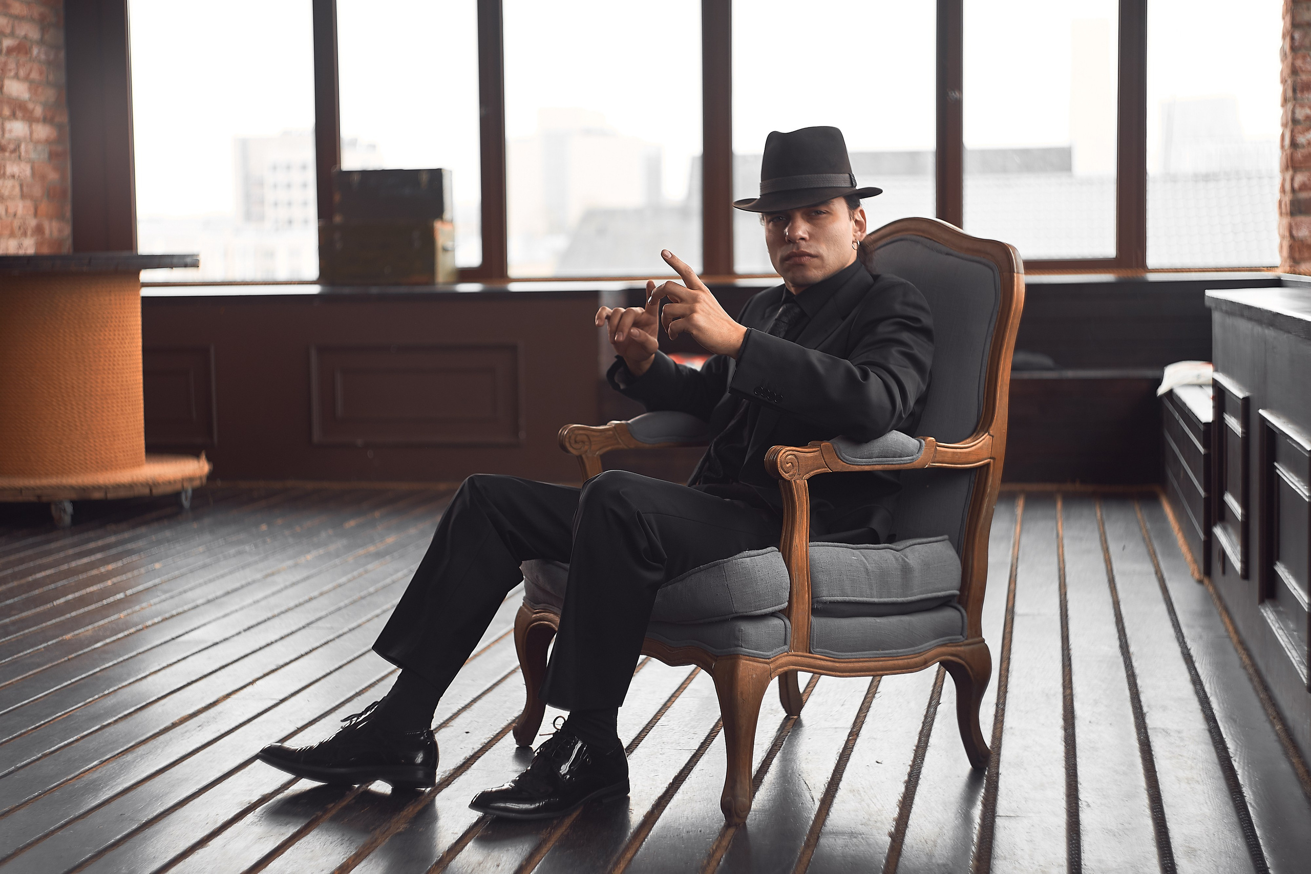 Актёр кино, артист мюзиклов, ведущий мероприятий, ведущий свадеб, дед Мороз — всё это Святослав Ставцев