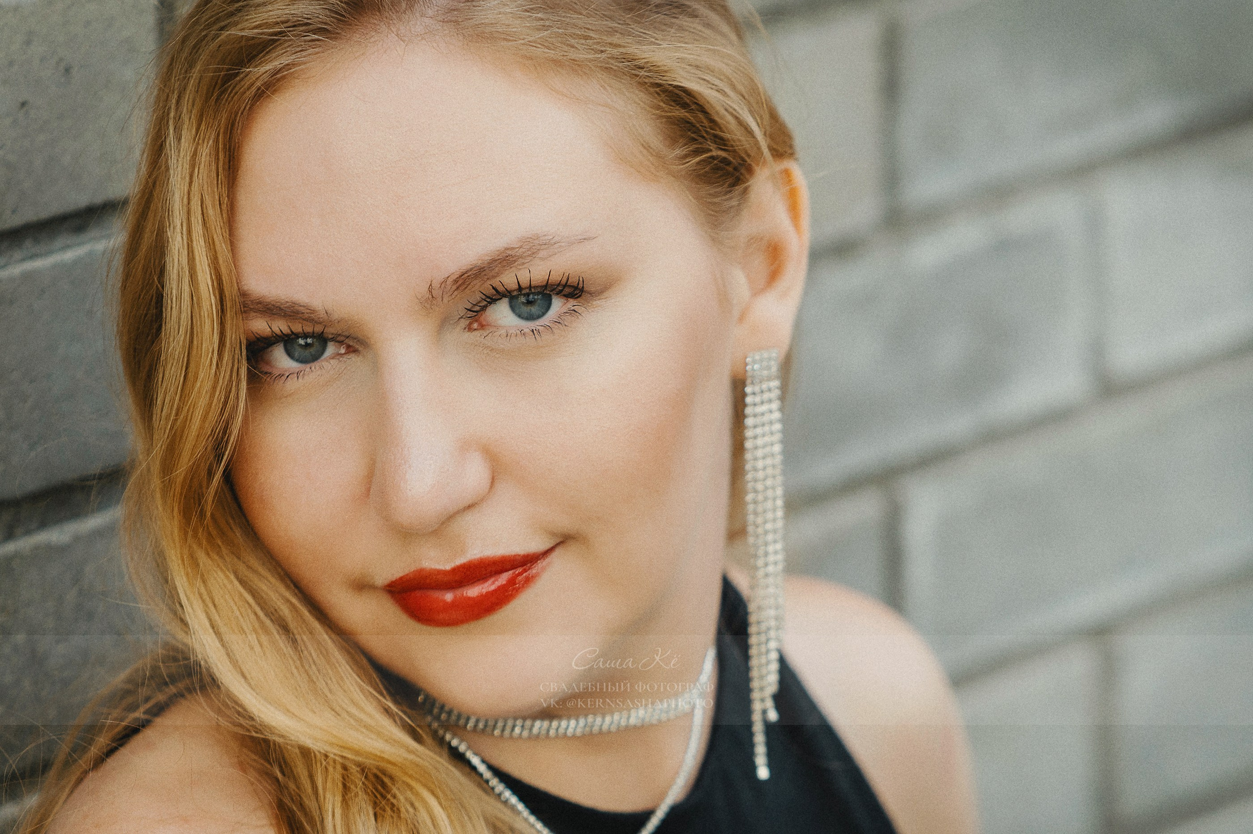 Невеста в белом платье обнимает жениха сзади