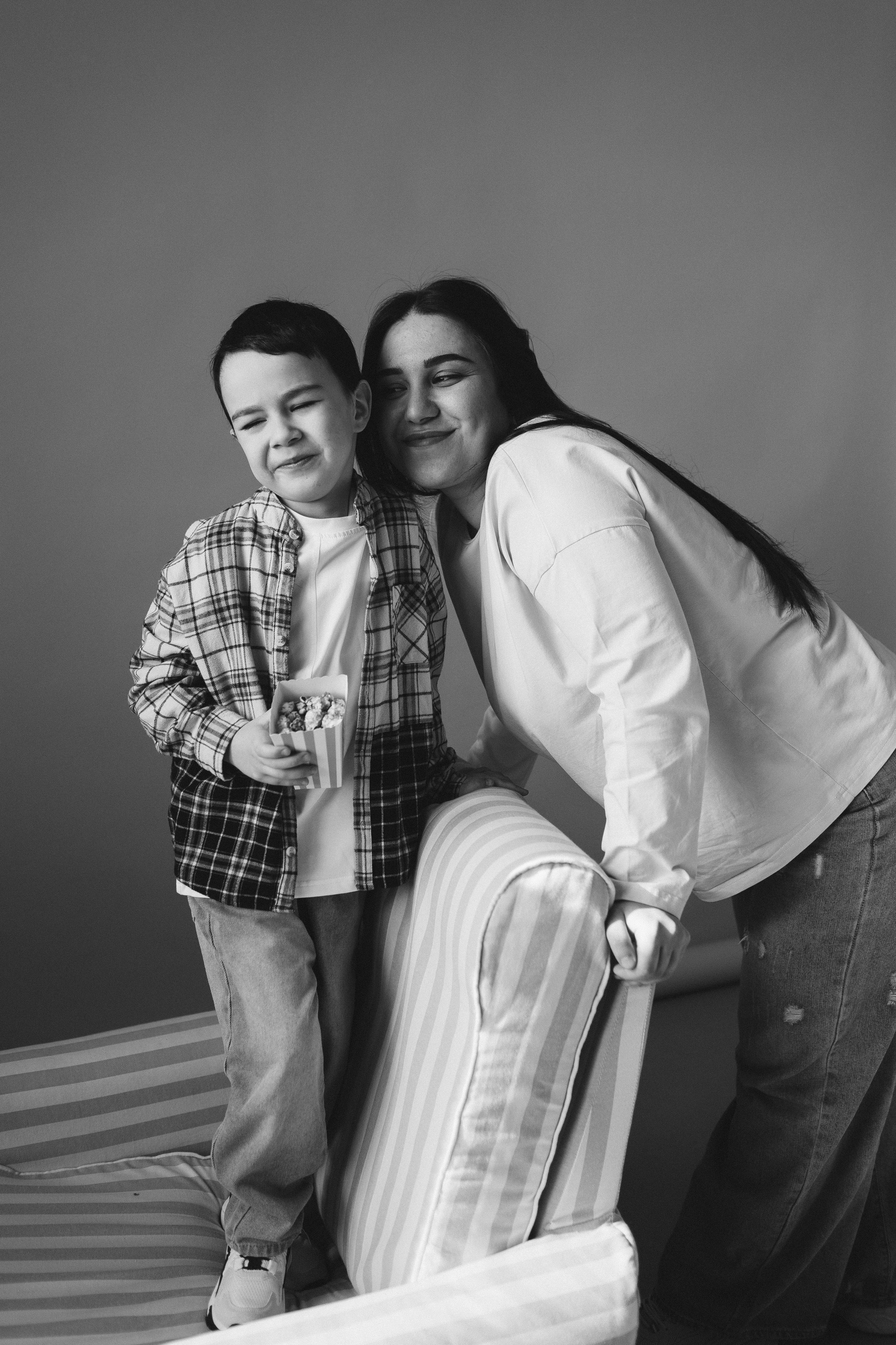 Фотосессия с попкорном фотосессия мама и сын. Фотограф Владимир Москва