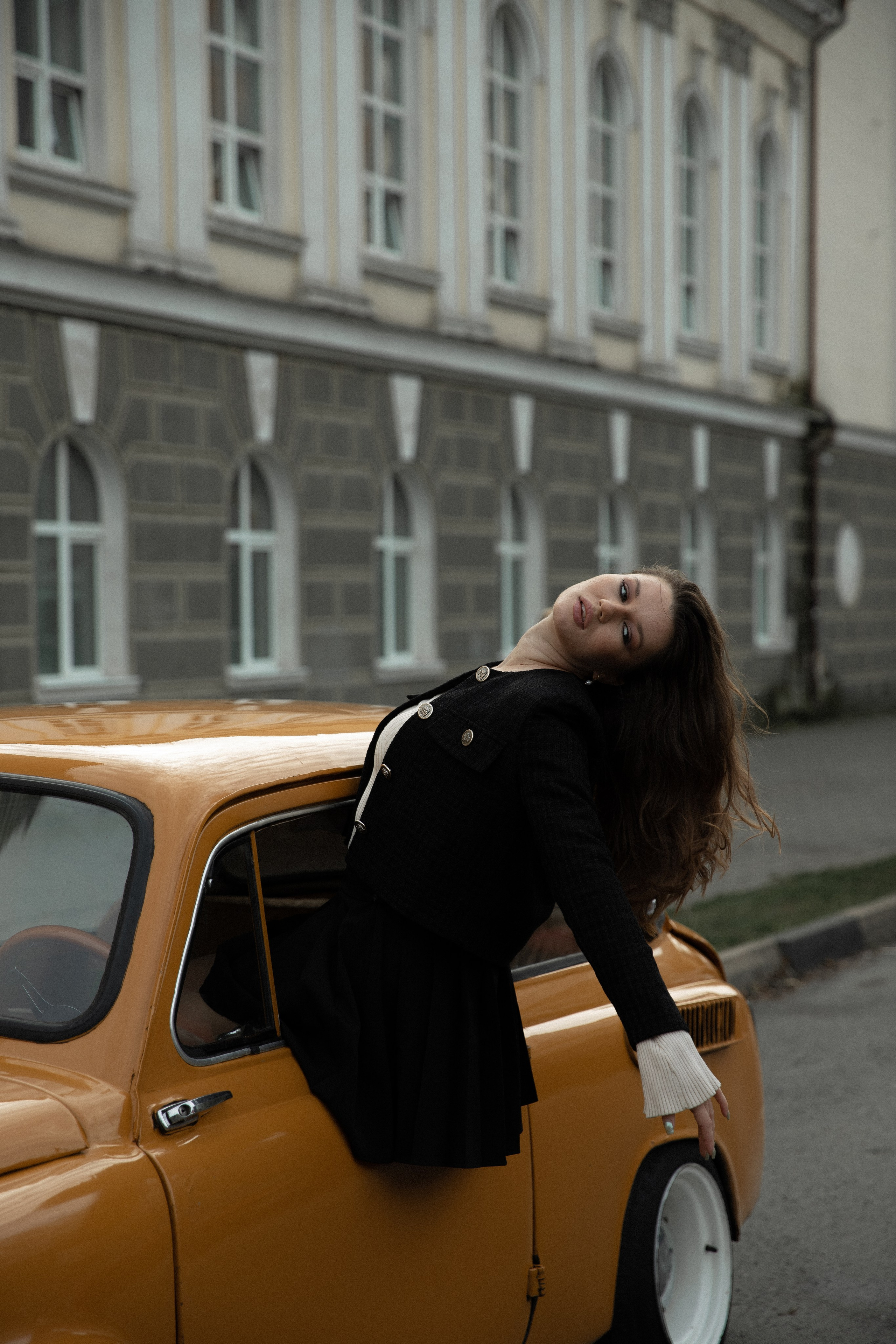 Женская фотосессия с ретро авто. Свадебный фотограф Бакрымова Валентина