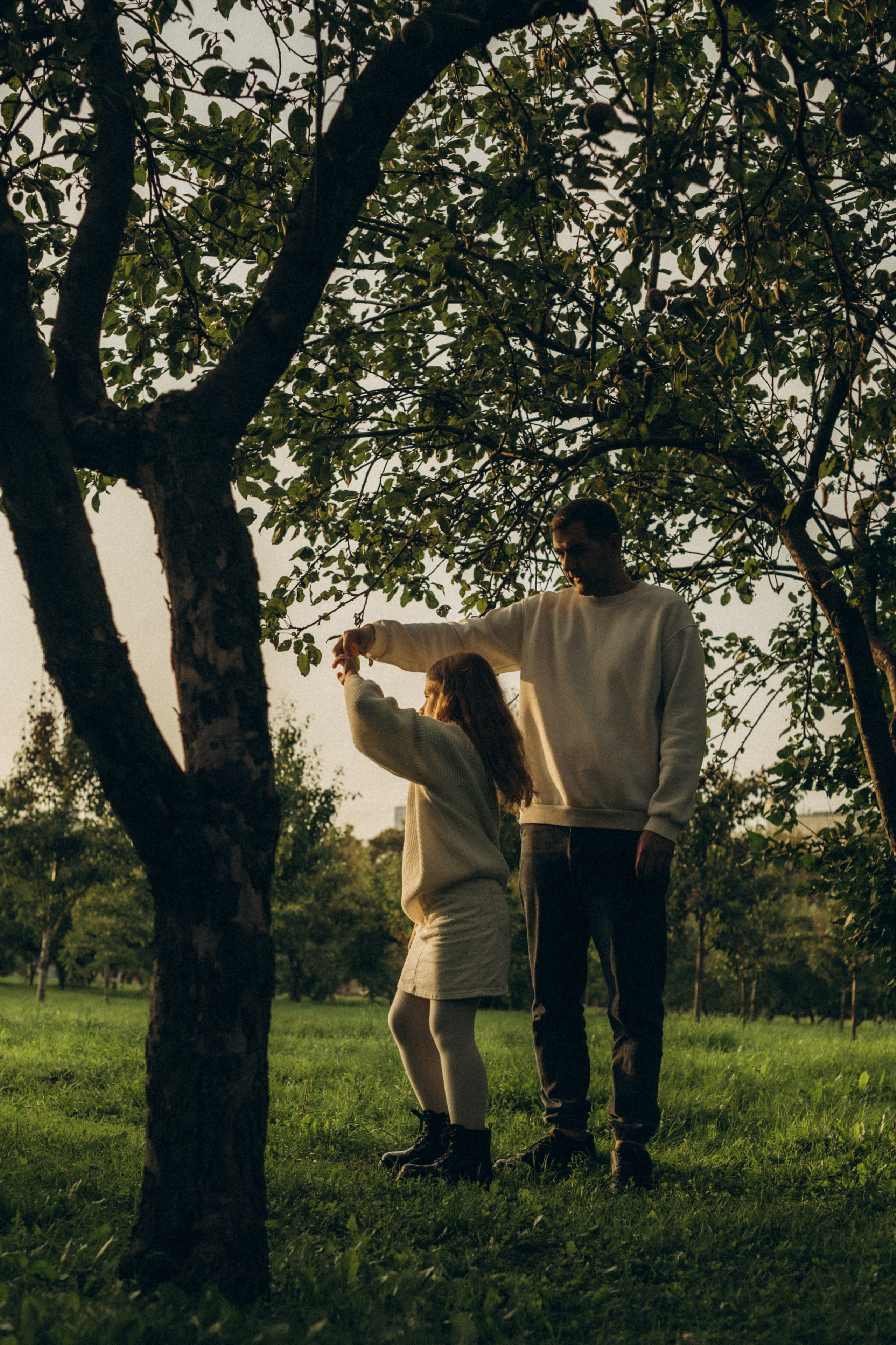 В яблоневых садах. Гаврилова Настя семейный фотограф lifestyle в Москве