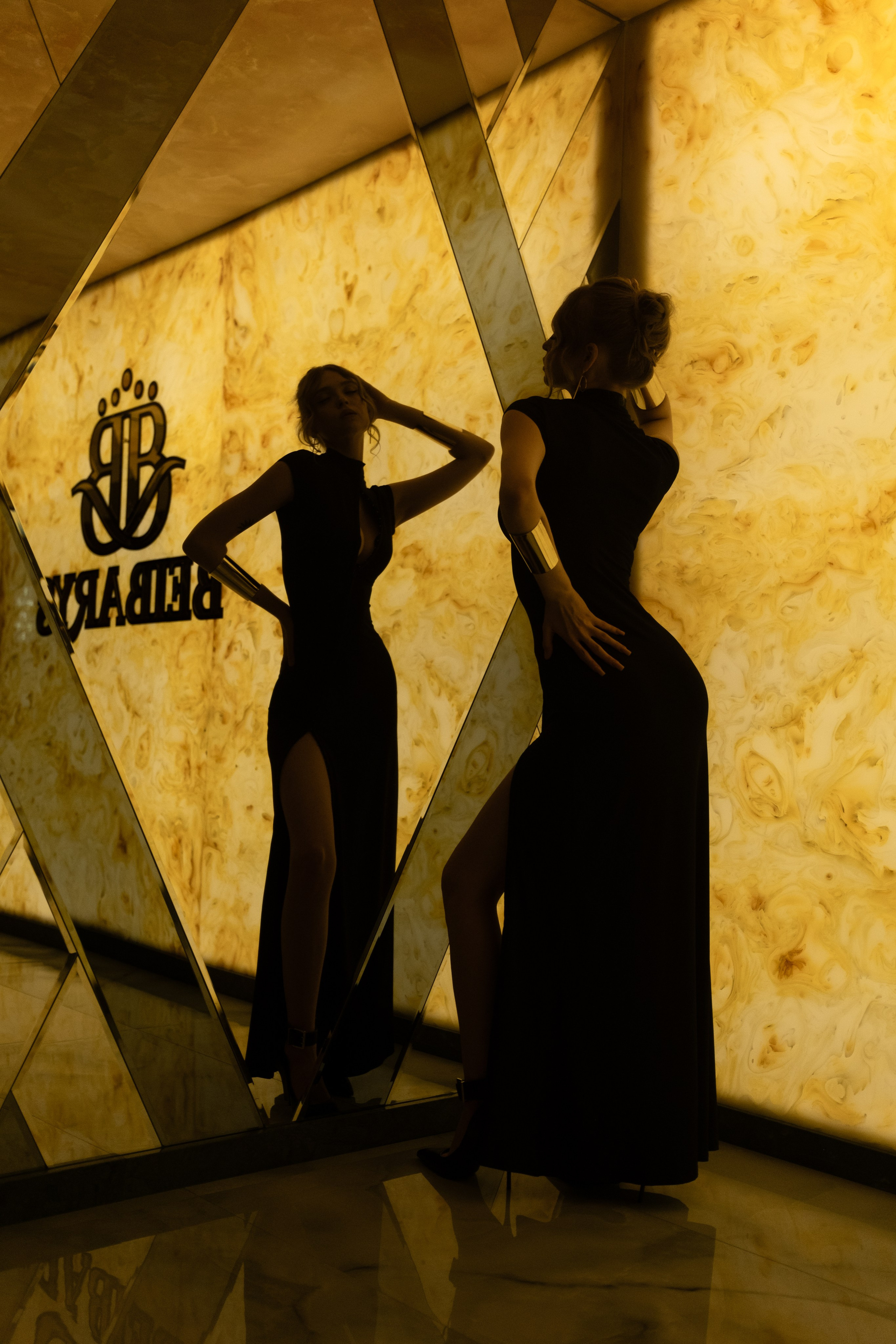 Катя в холле отеля. Фотограф Коробова Екатерина