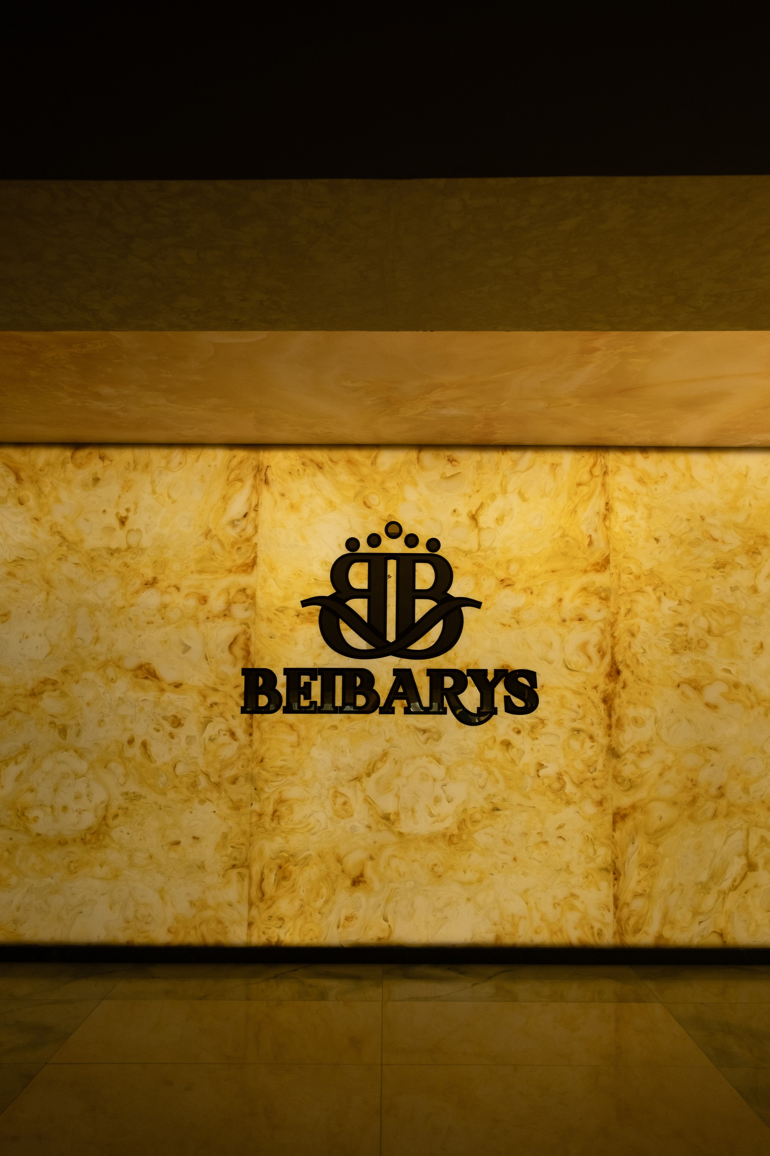 Катя в холле отеля. Фотограф Коробова Екатерина