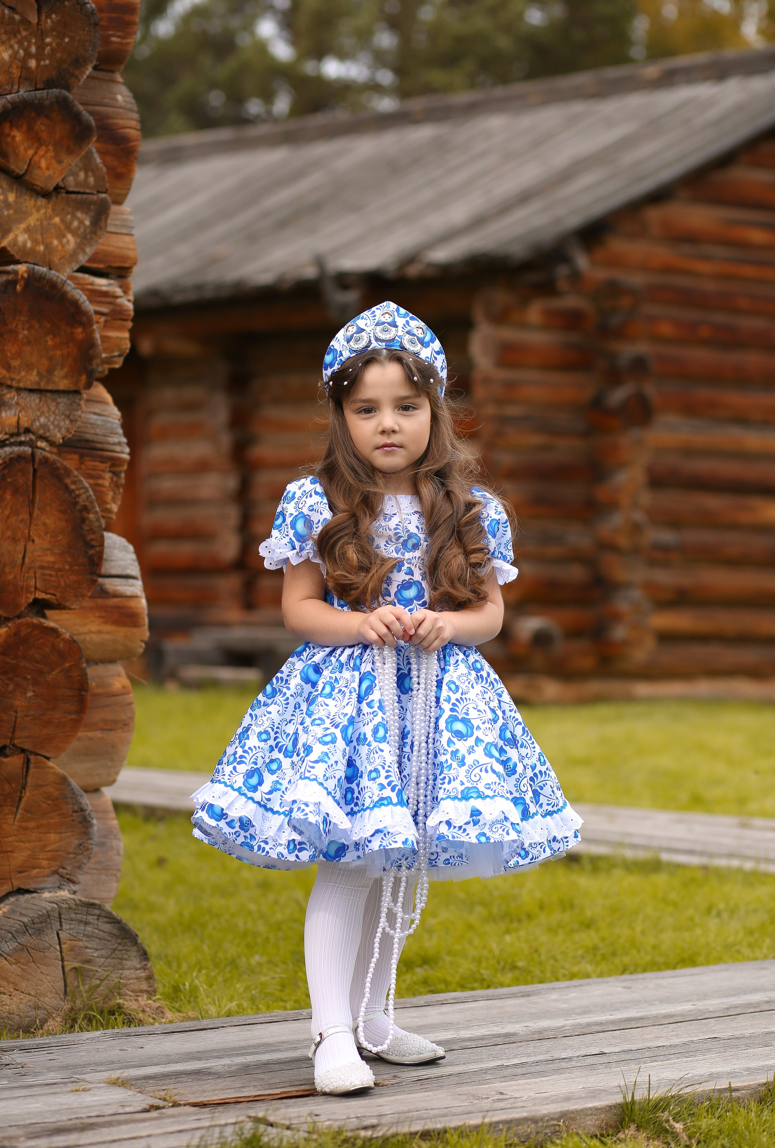 Платье с орнаментом Гжель, подойдёт на девочку ростом 104-110 см. В комплекте с мини кокошником. Стоимость аренды 2500 р. сутки