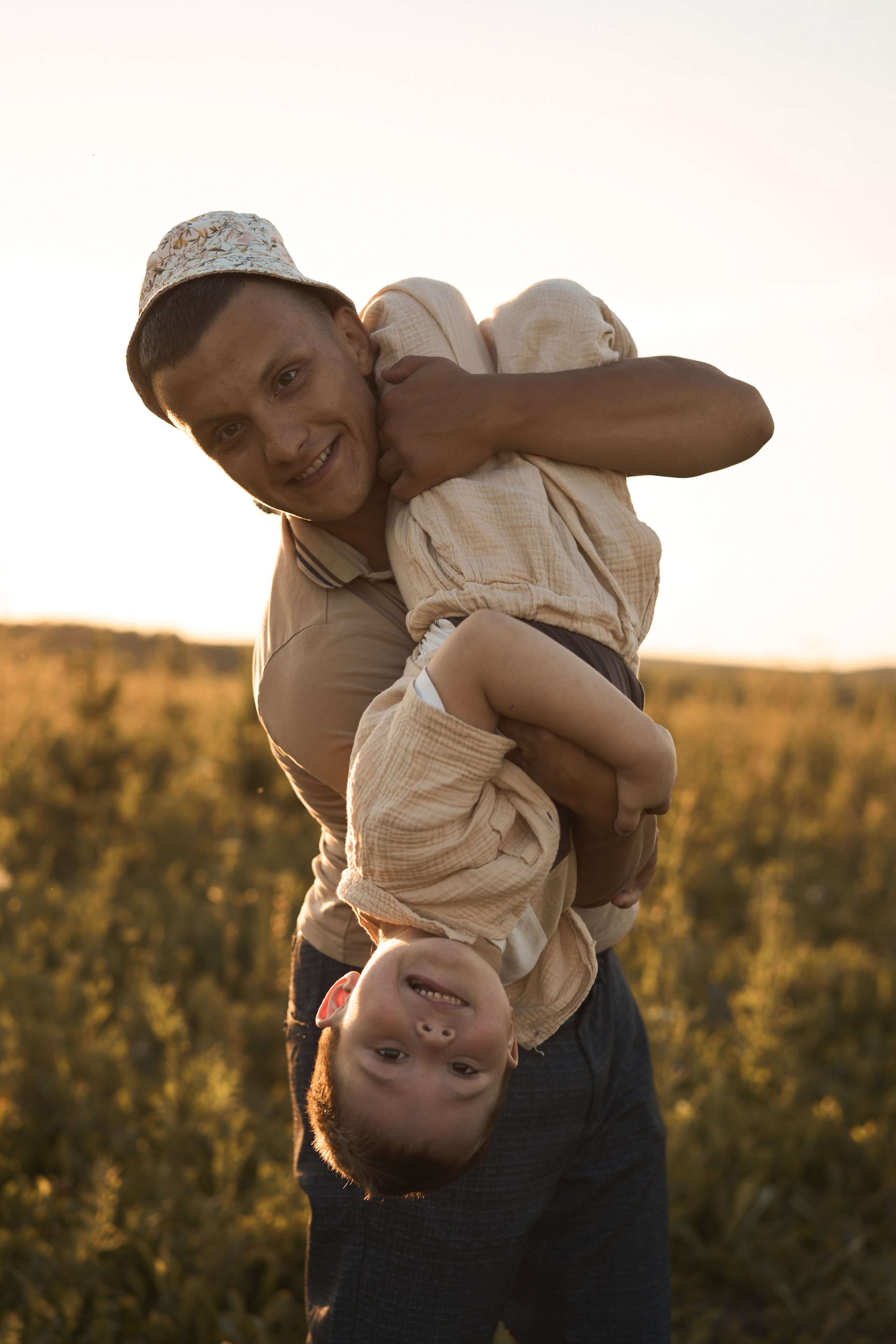 Семейная фотосессия на закате в поле😍. Фотограф Екатеринбург Кокшарова Александра