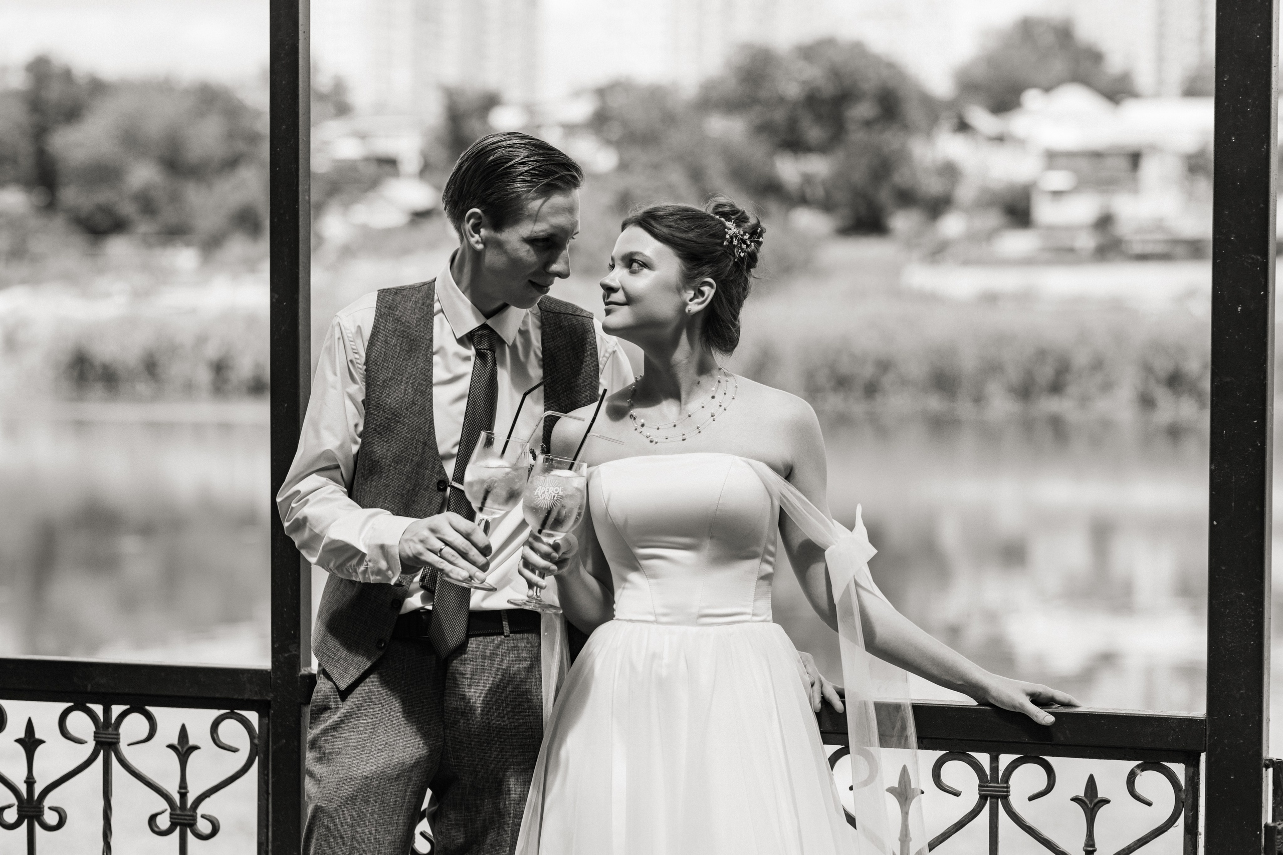 Необычный ракурс: крупный план улыбки Юлии и взгляд Мартина в кадре.