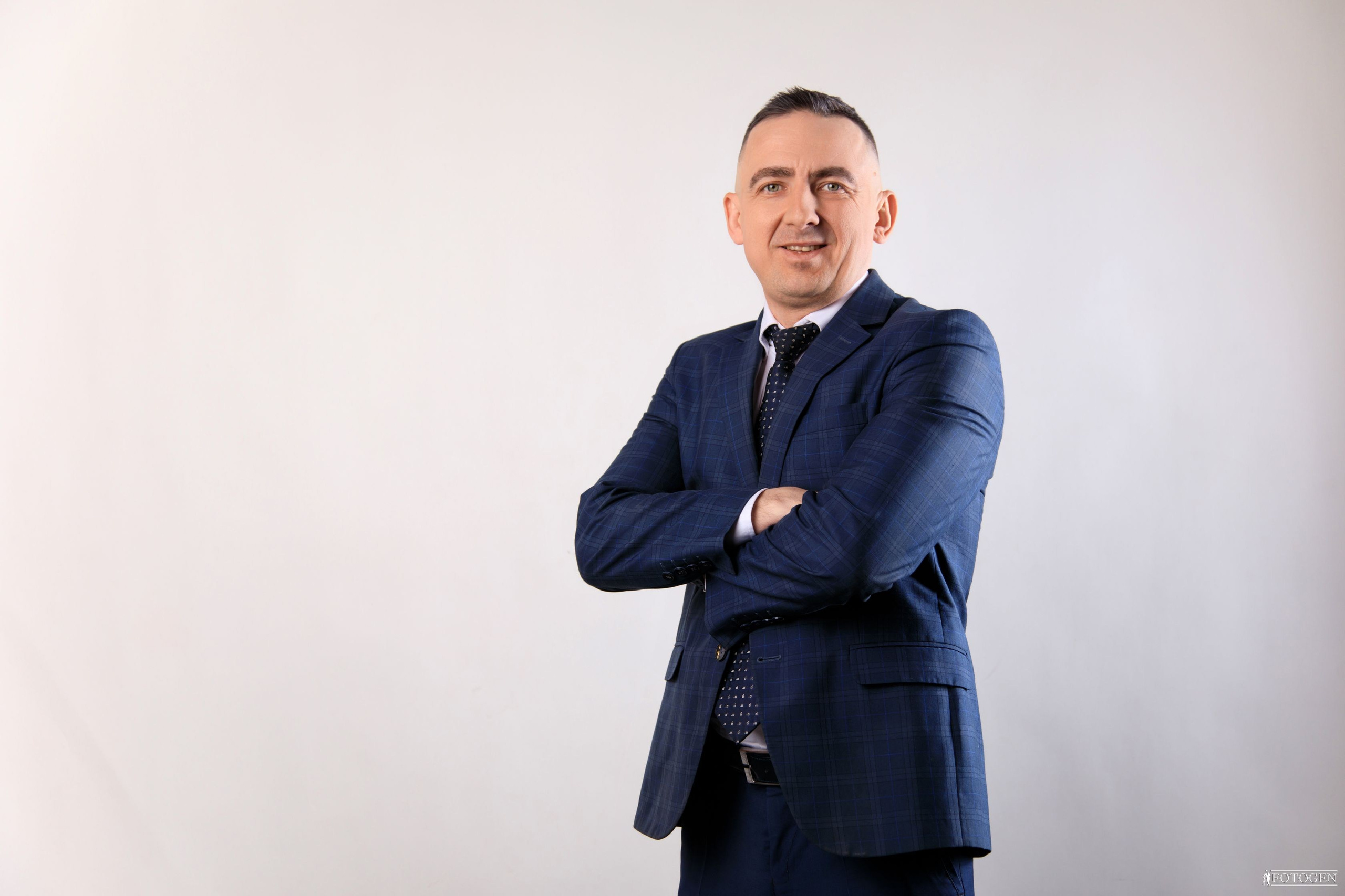Профессиональная мужская фотосессия в Fotogen: Ваша история в кадре. Интерьерная фотостудия FOTOGEN г. Краснодар