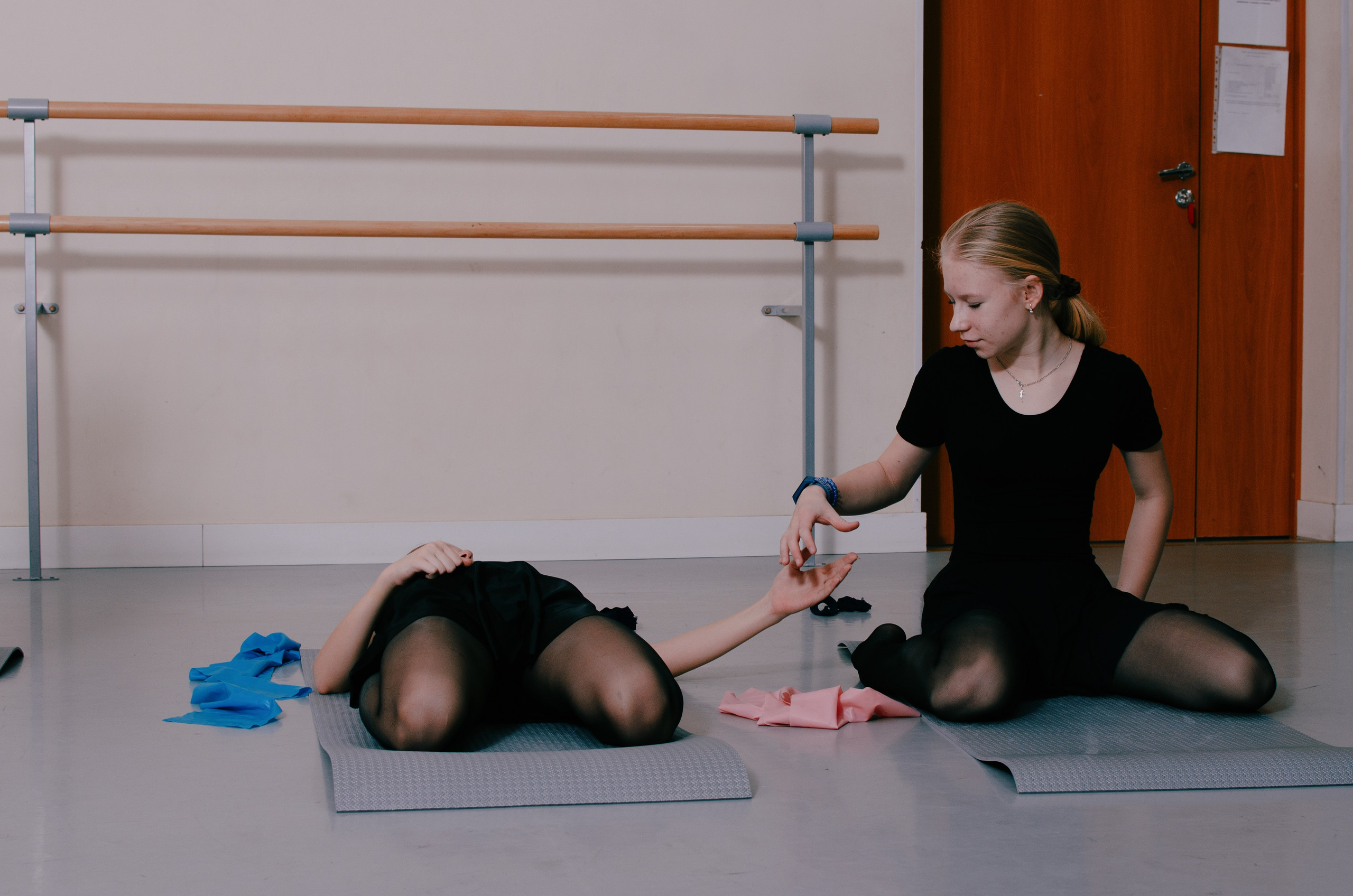 Экспериментальная (со вспышкой на стойке) съемка урока хореографии. Хореографический коллектив «Русская тройка», средняя группа. Портретный и репортажный фотограф в Санкт-Петербурге Варвара Жукова