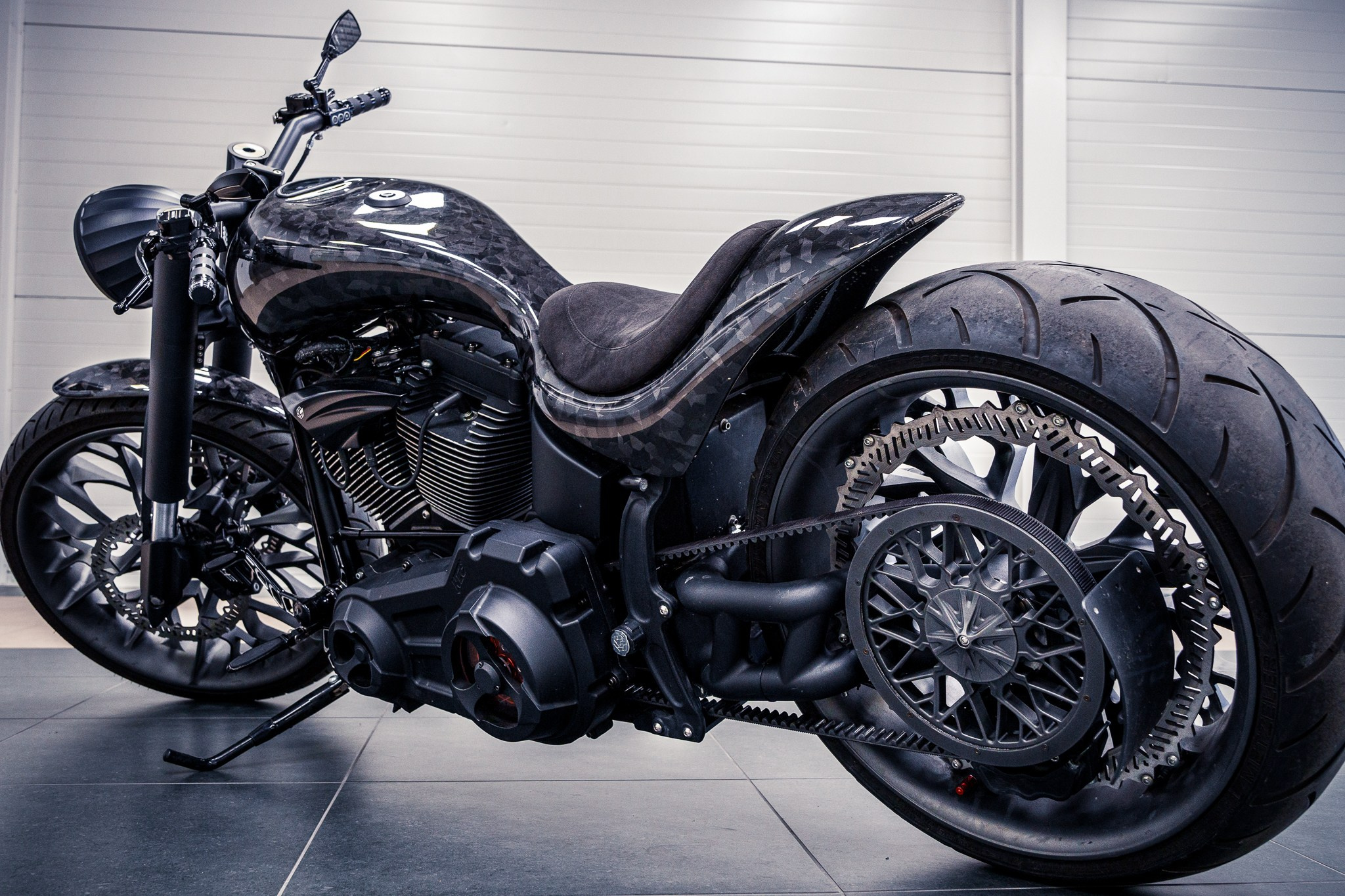 Вид сбоку на карбоновый мотоцикл GAZ в салоне