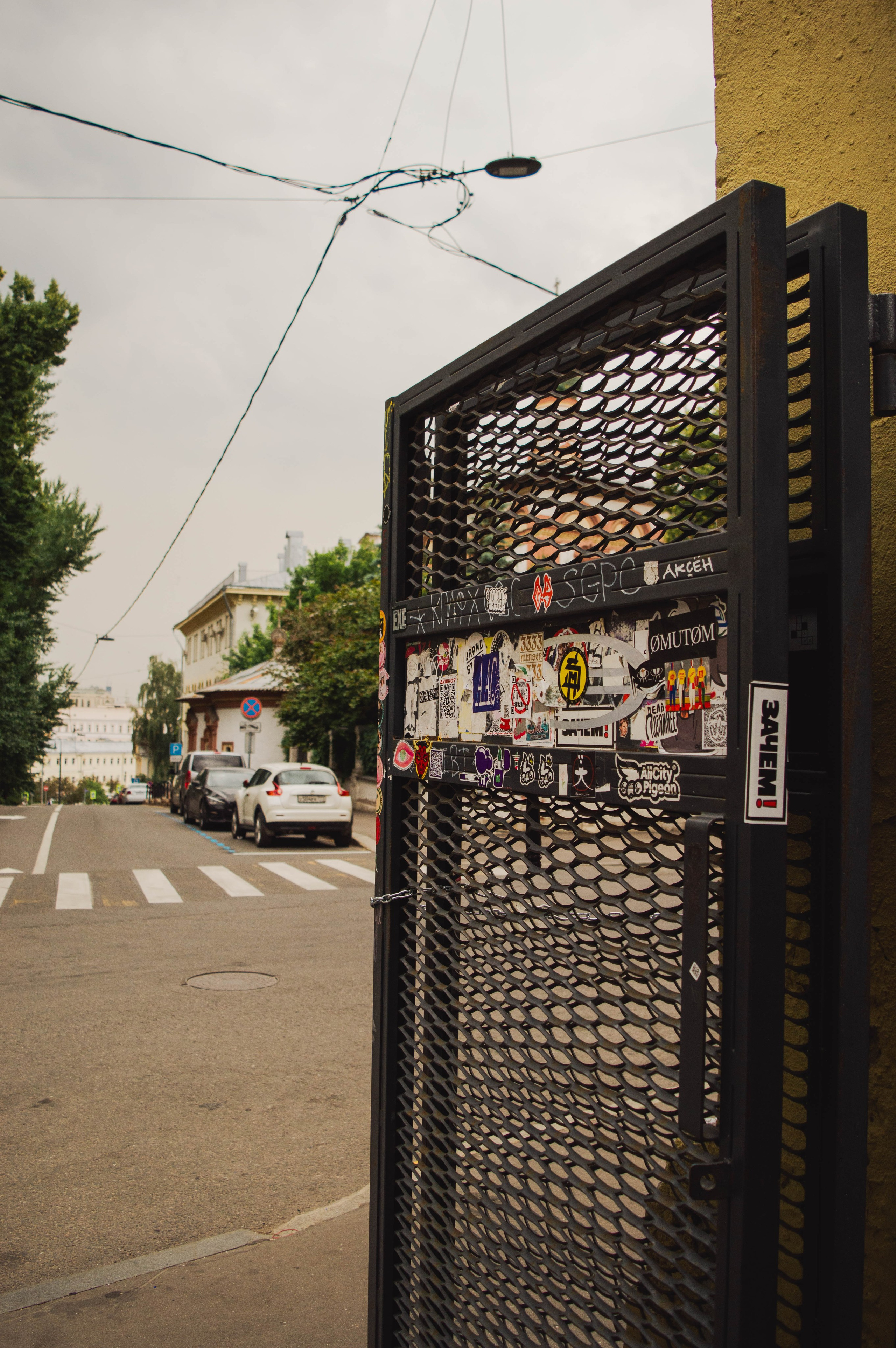 Типология «Стикербомбинг в городе». Фотограф Анастасия Лощакова в Москве