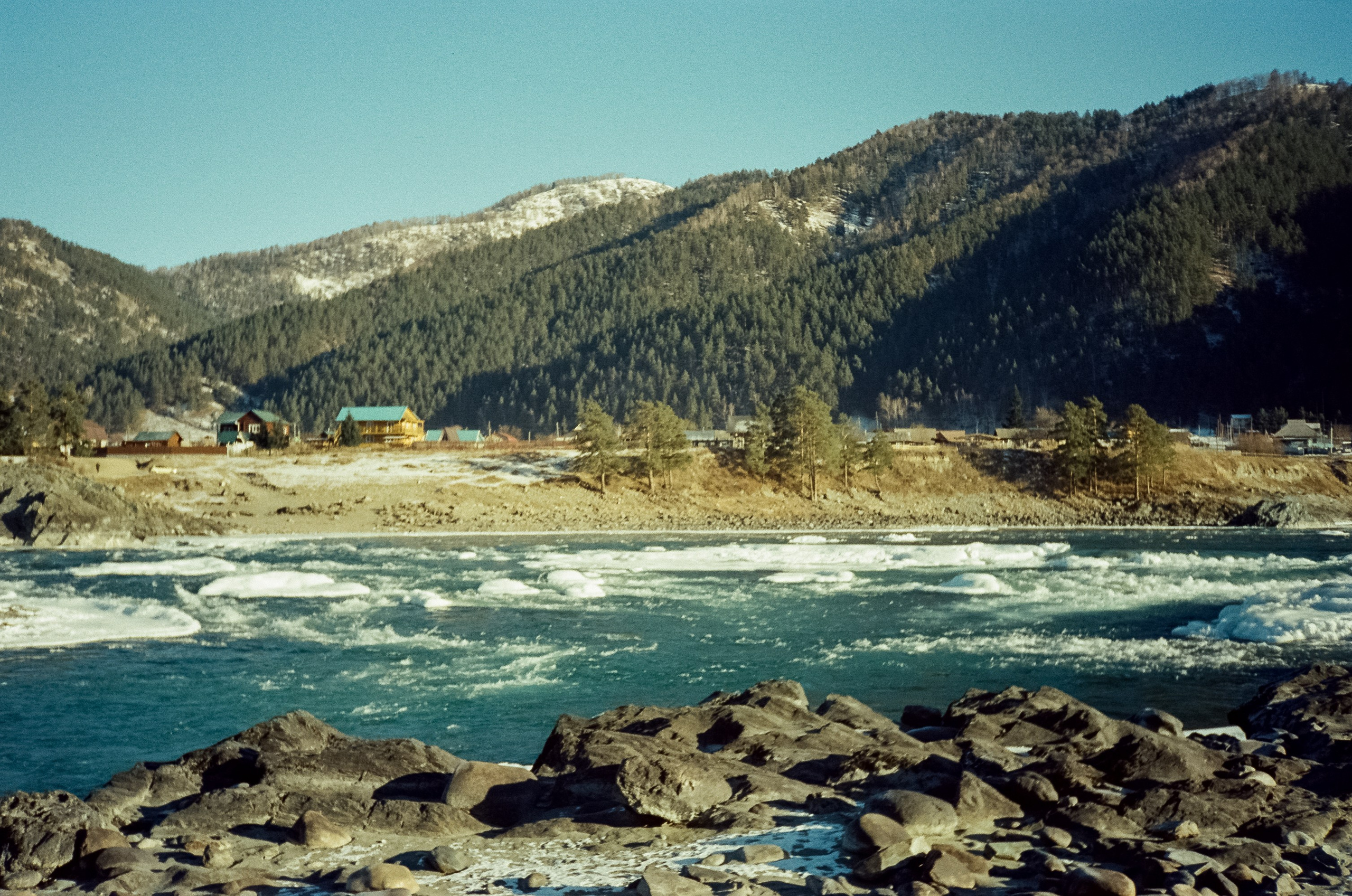 Мост над скалами Зубы Дракона и яркая синева зимней Катуни. Фотограф-документалист Мария Осокина