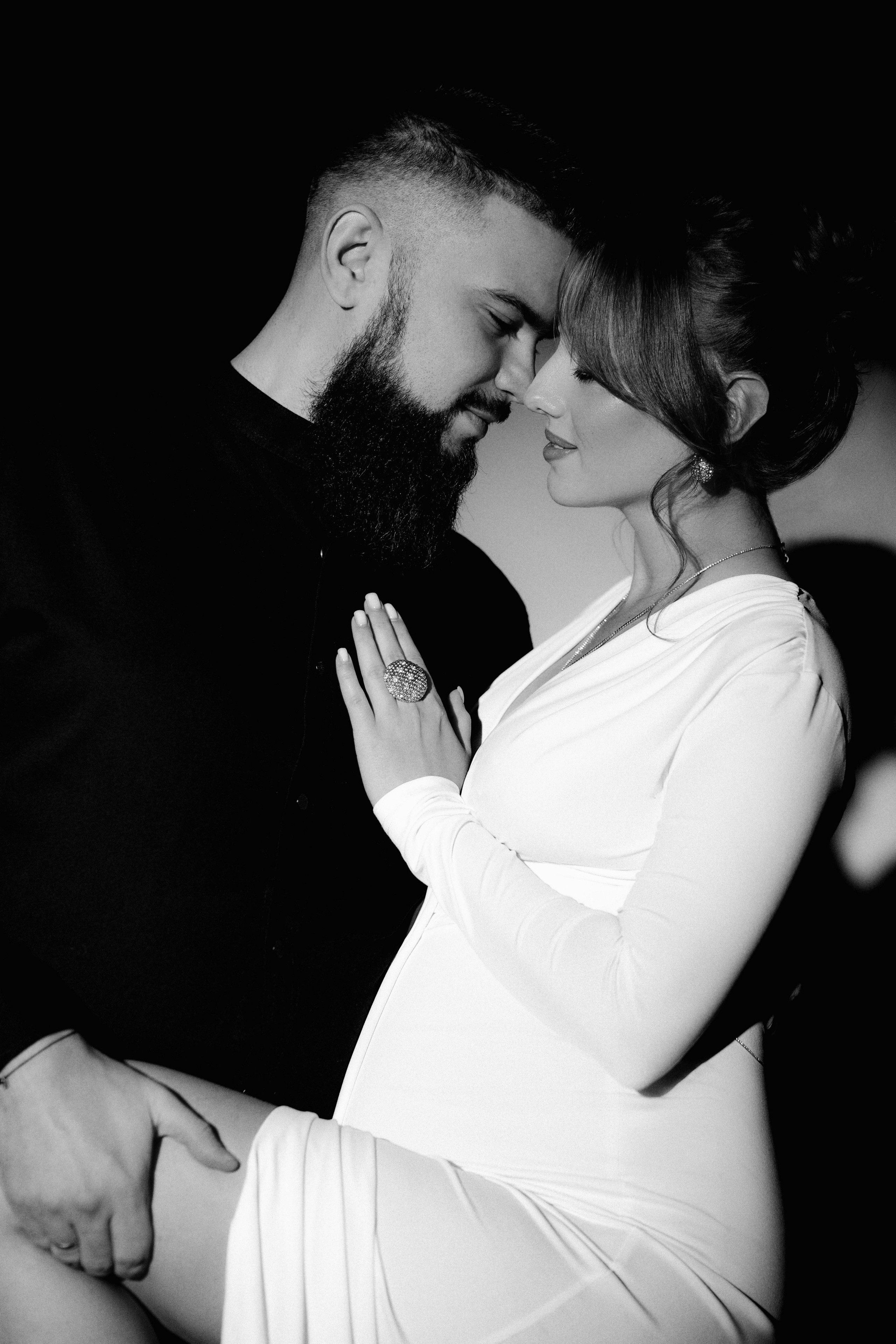 Александра. Фотосессия беременности на циклораме. Фотограф в Москве Ольга Сатони