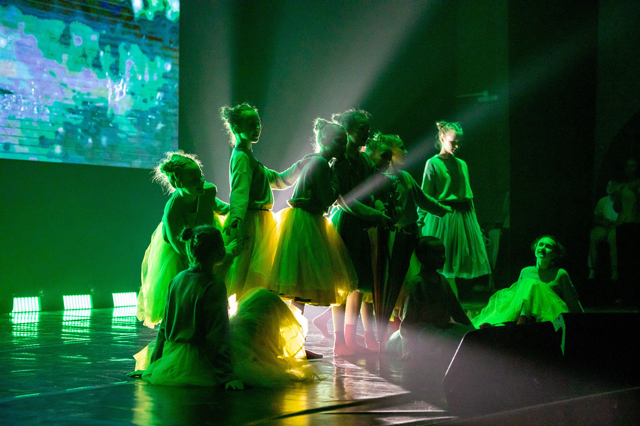 Творческий коллектив облака концертная фотография выступление на сцене отчётный концерт