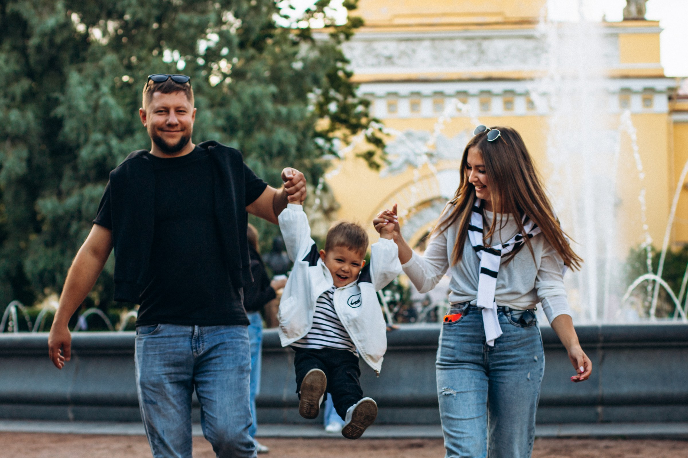 Яна с семьей в августе. Фотопрогулка в Петербурге. Индивидуальный и семейный фотограф в Санкт-Петербурге