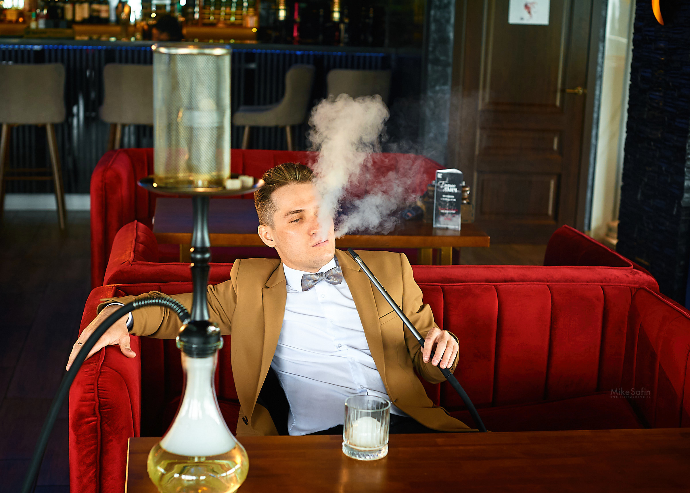 Сборы жениха в баре, пиво, кальян, друзья и хорошее настроение в фотографиях в Сургуте
