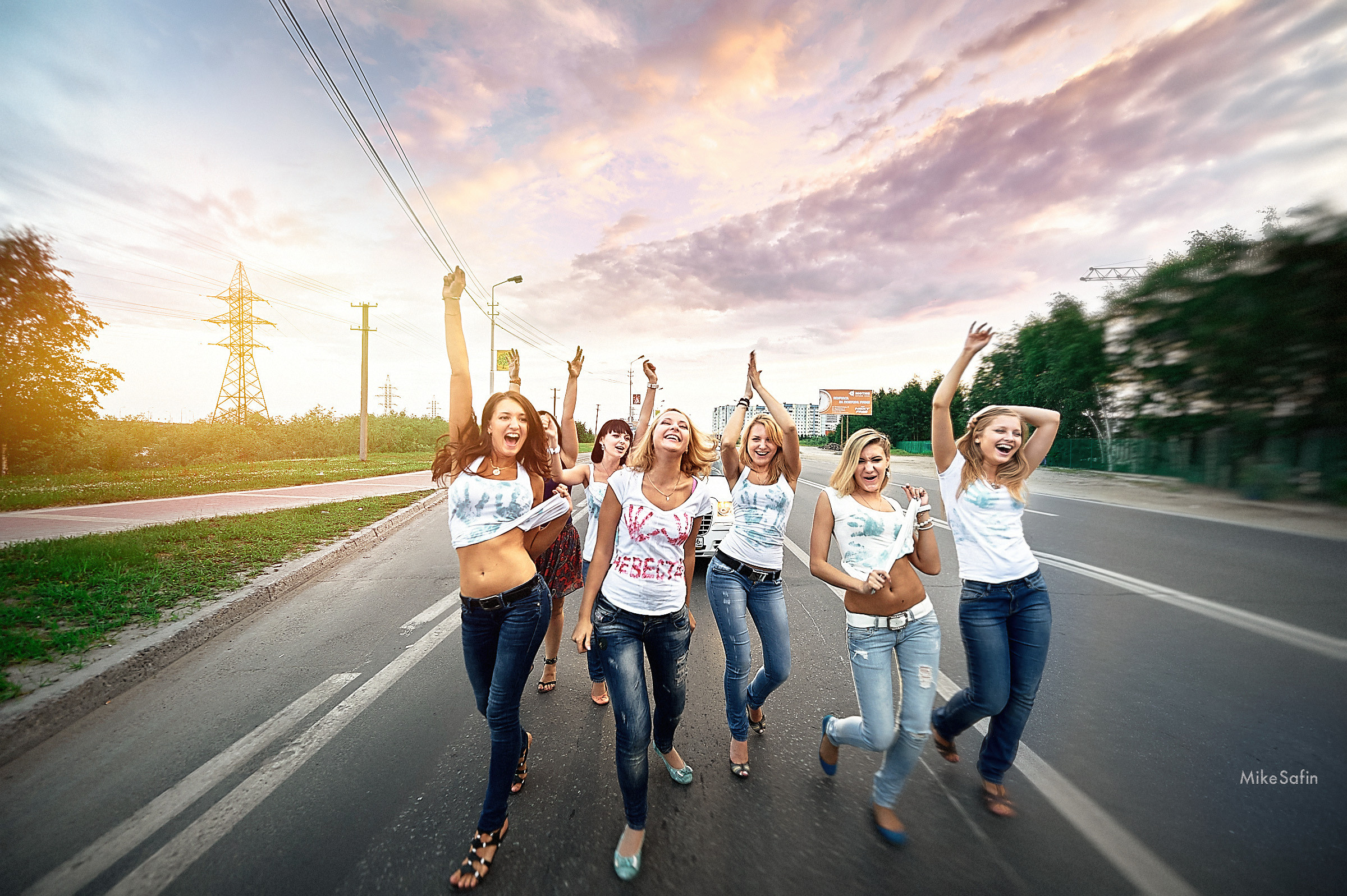 Позитивные фото с празднования весёлого девичника на природе в парке Сургута