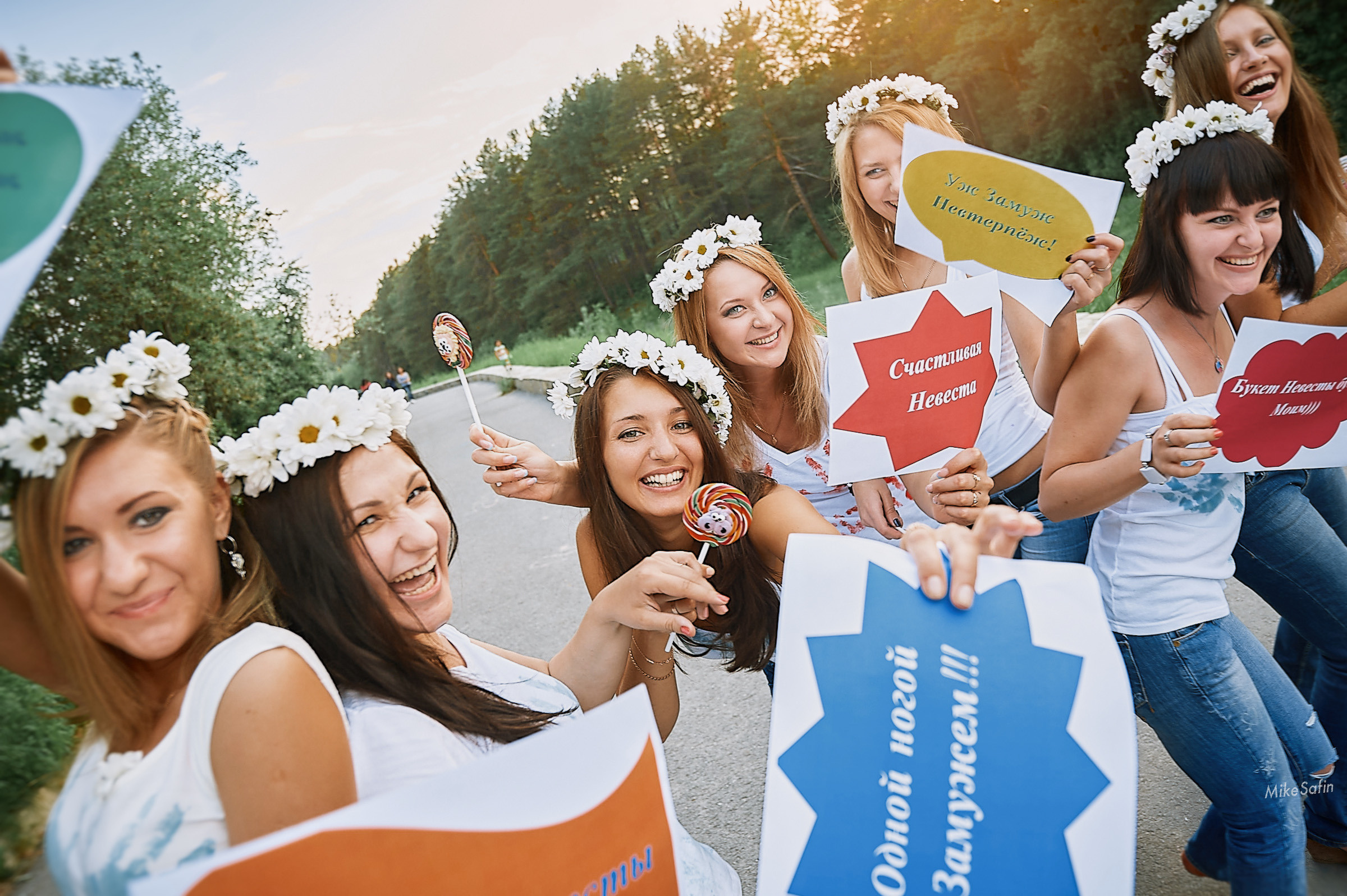 Девичник с плакатами на природе